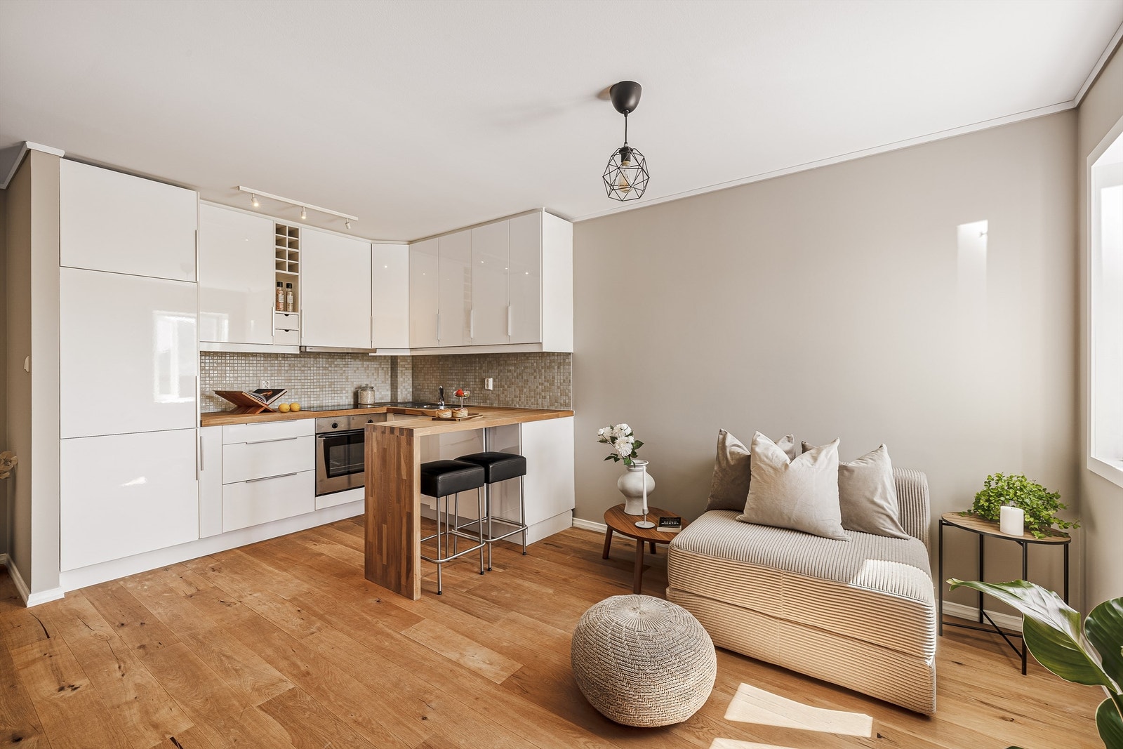 Her får du god plass til sofagruppe i stuen og gode oppbevaringsmuligheter på kjøkkenet. Galleribilde