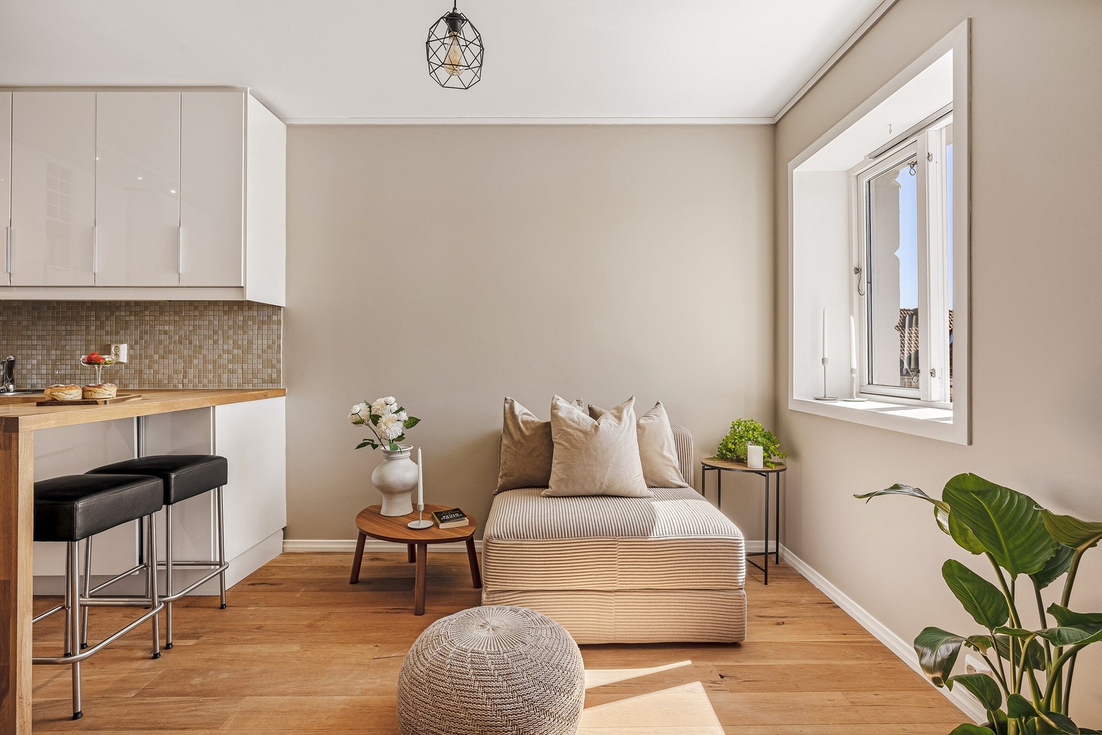 Lys stue med rikelig lysinnslipp Galleribilde