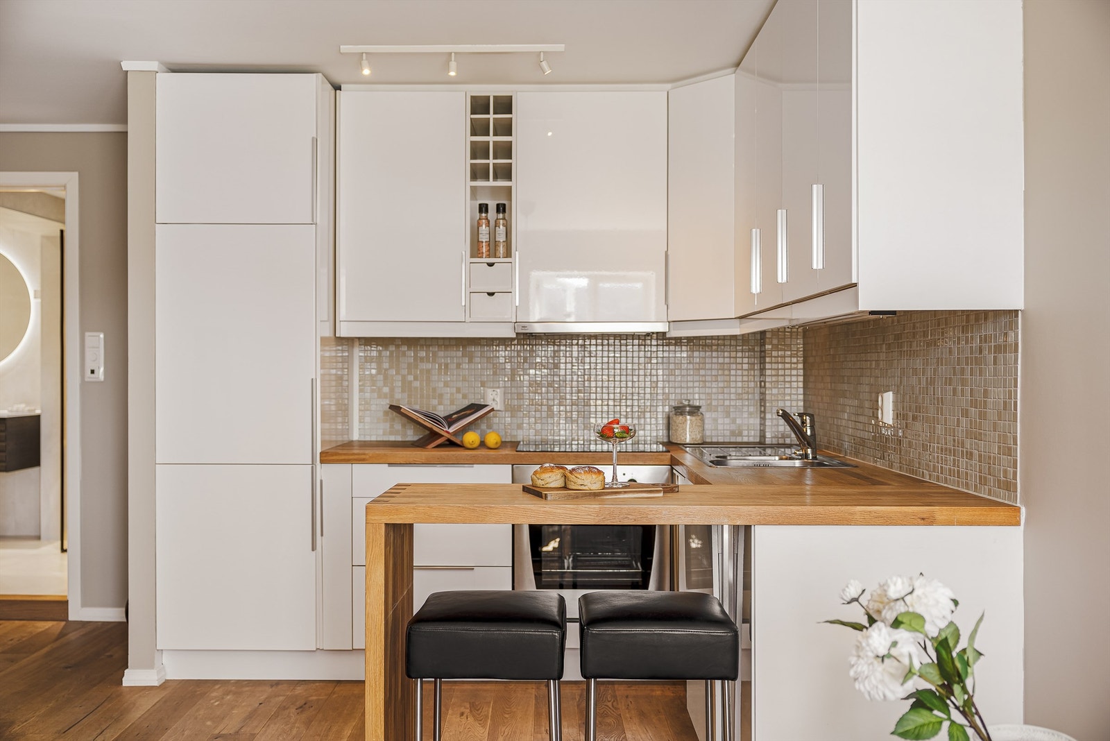 Praktisk kjøkken, med god benkeplass og oppbevaringsmuligheter. Galleribilde