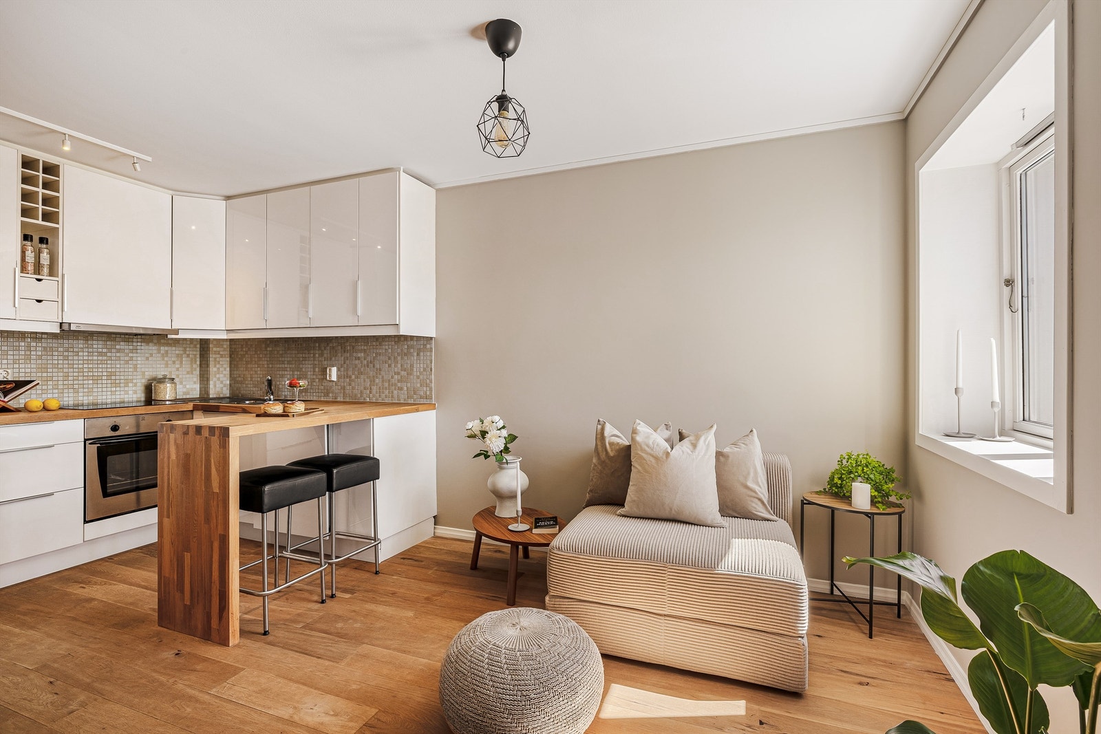 Vær sosial med dine gjester mens du lager mat. Galleribilde