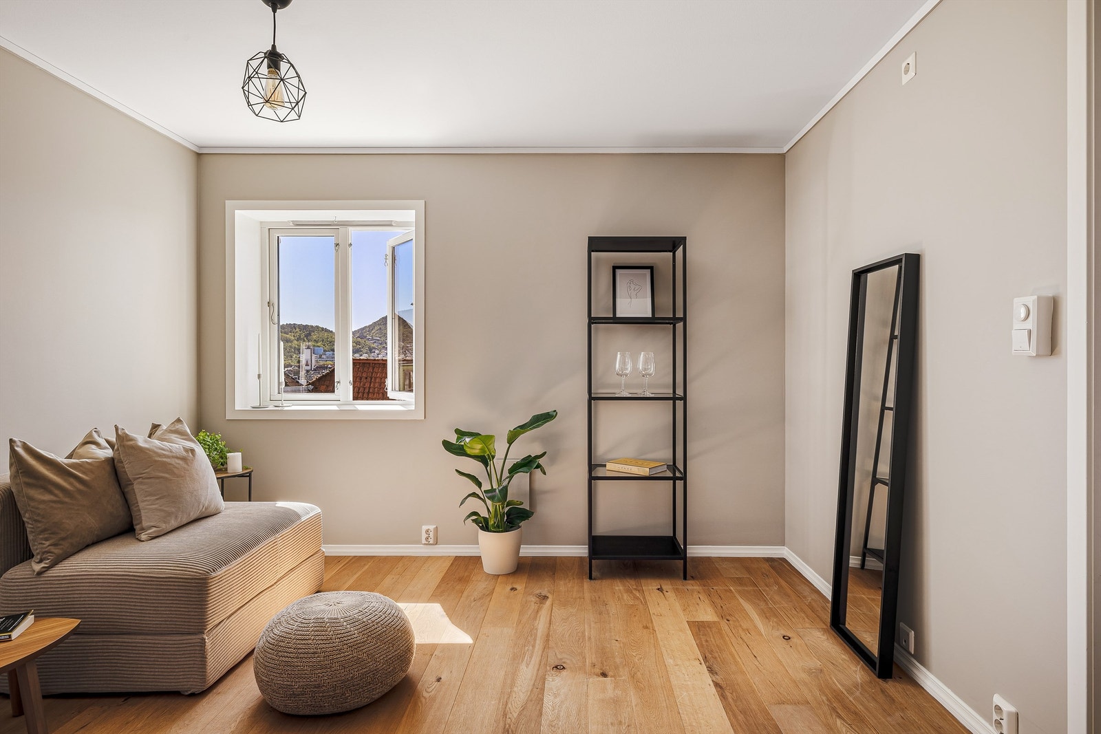 Leiligheten har en effektiv planløsning og god takhøyde som gir en romslig opplevelse. Galleribilde