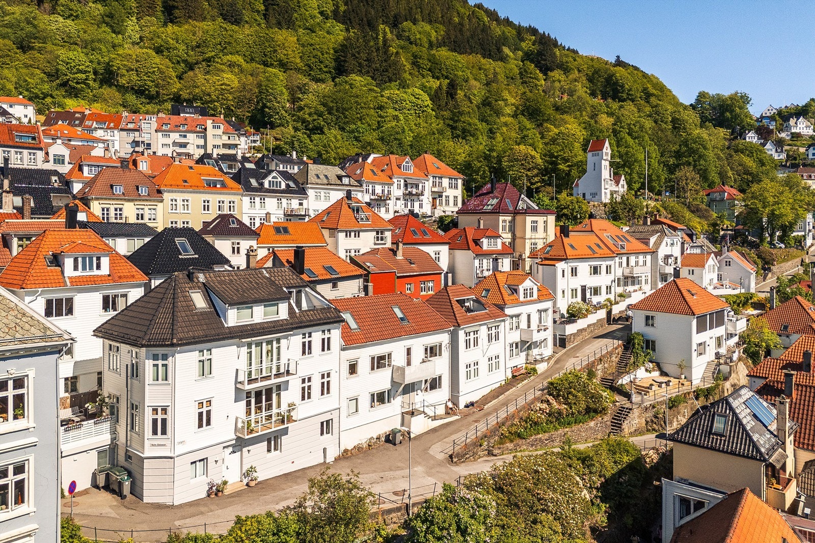 Her bor du et steinkast unna Bergen sentrum, og er omringet av naturskjønne omgivelser. Galleribilde