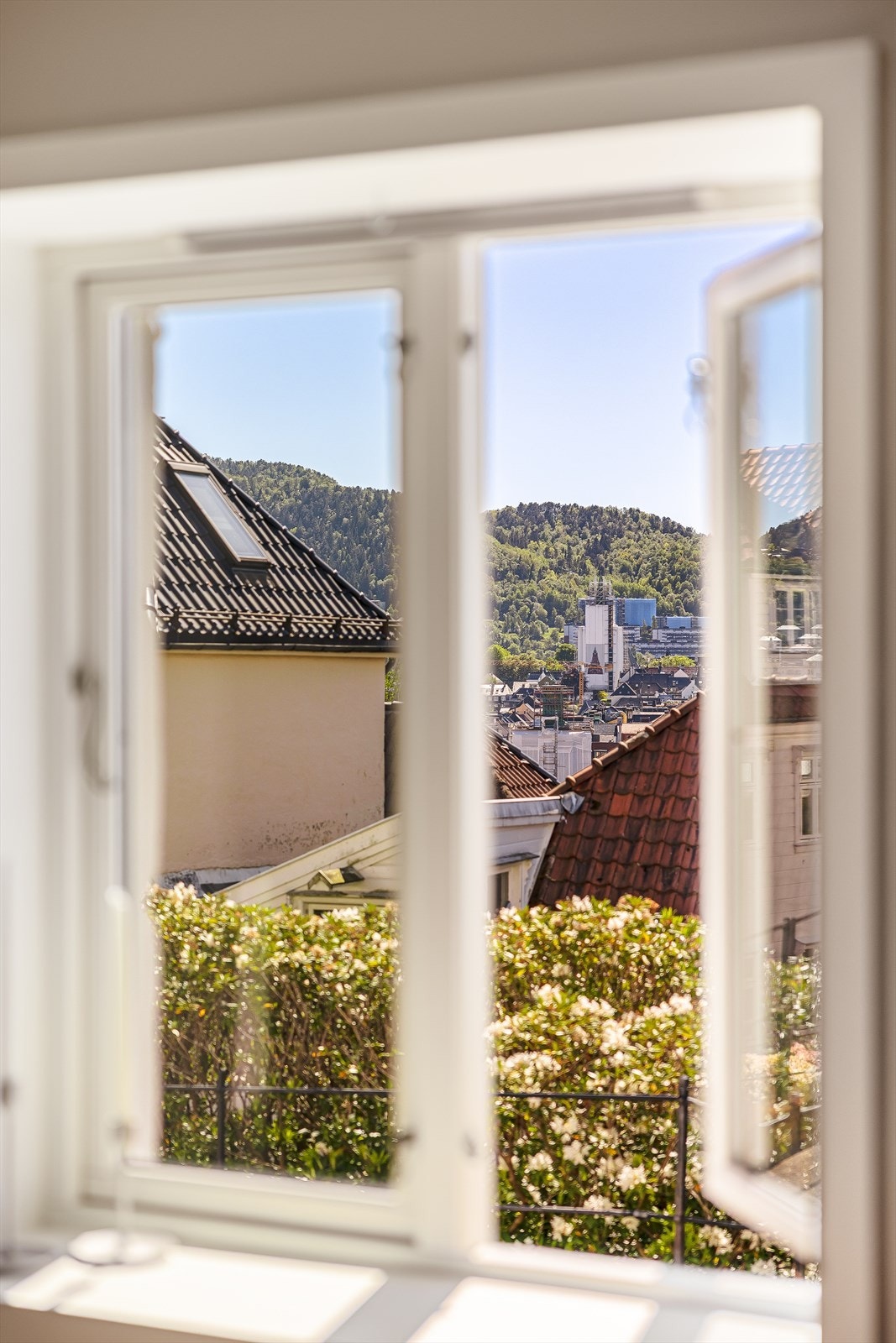 Nyt utsikten over byen og landemerket Johanneskirken! Galleribilde