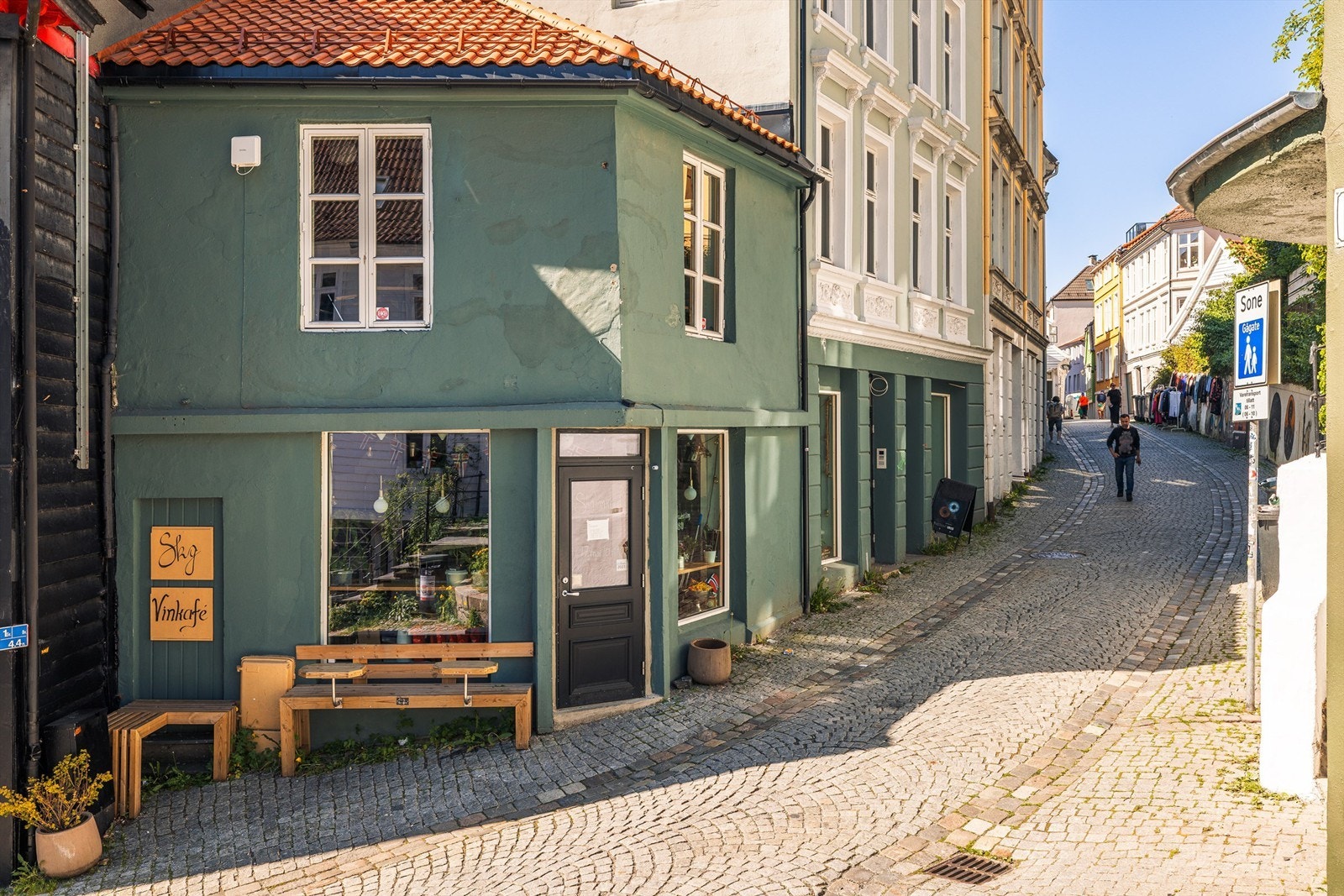 Her bor du i en sjarmerende og tilbaketrukket Bergensgate hvor du blant annet finner Skg.Vinkafé Galleribilde