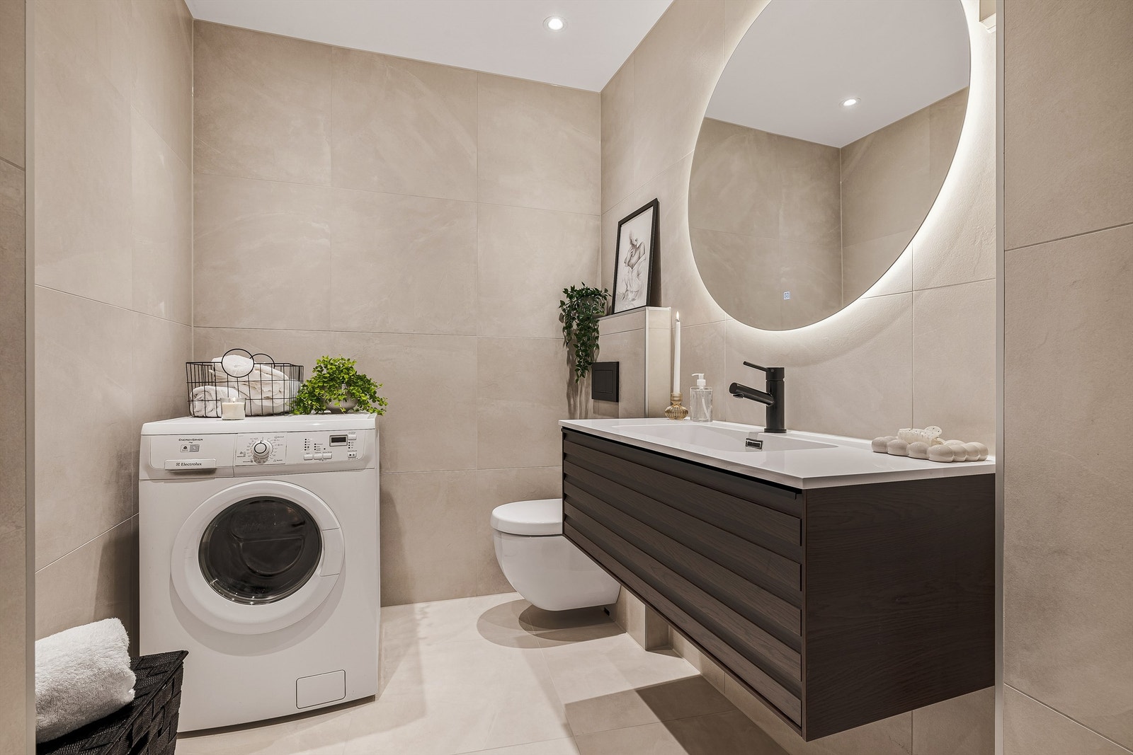 Stilrent og romslig bad fra 2024 med varmekabler og god belysning. Legg merke til downlights i taket. Galleribilde