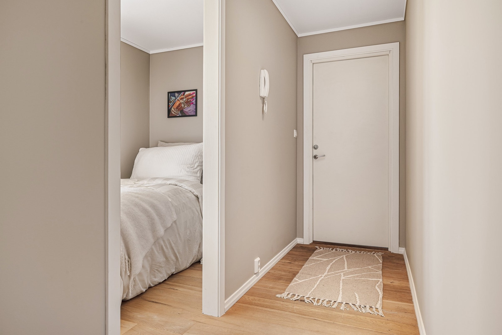 Praktisk entre med direkte inngang til soverom. Galleribilde