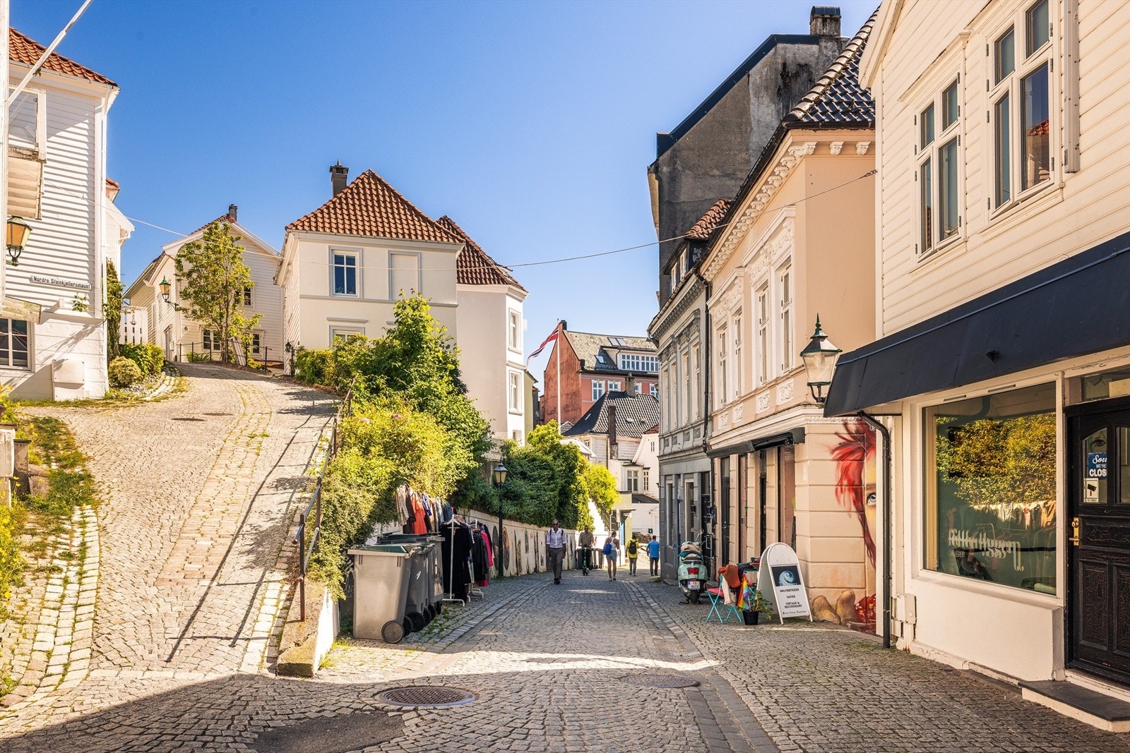 Nærområde byr på alt man skulle trenge i hverdagen og mer. Her finner du et rikt utvalg av kafeer, restauranter, vinbarer og butikker. Galleribilde