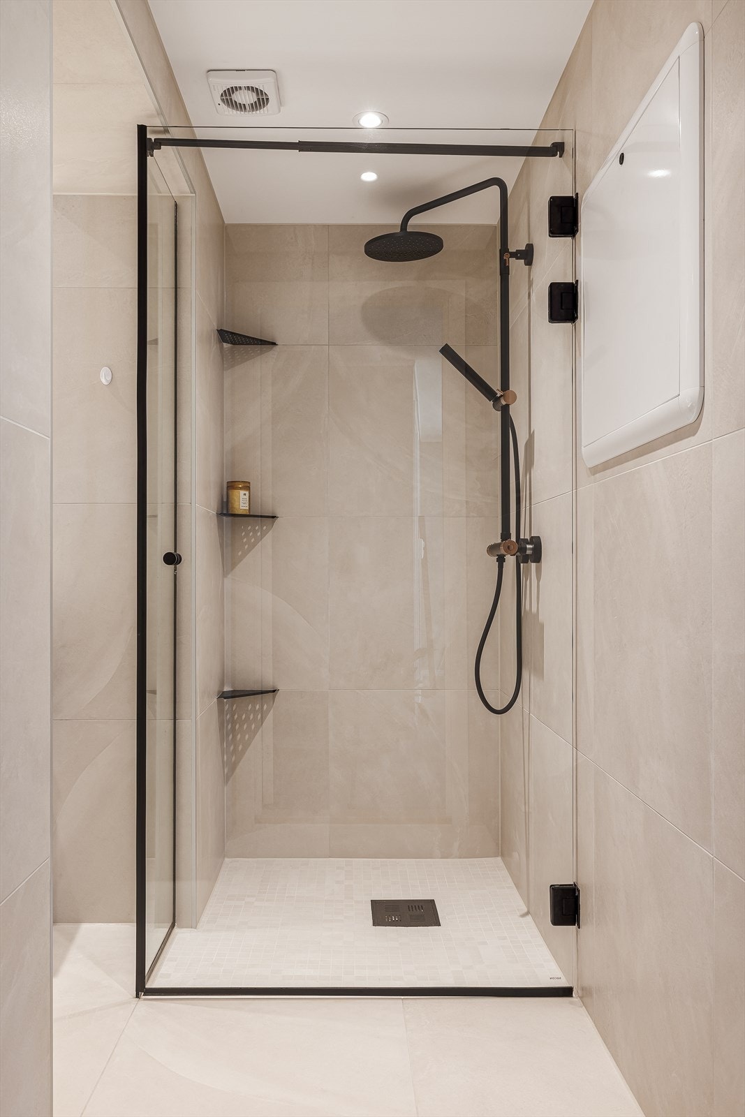 Innglasset og romslig dusjhjørne Galleribilde