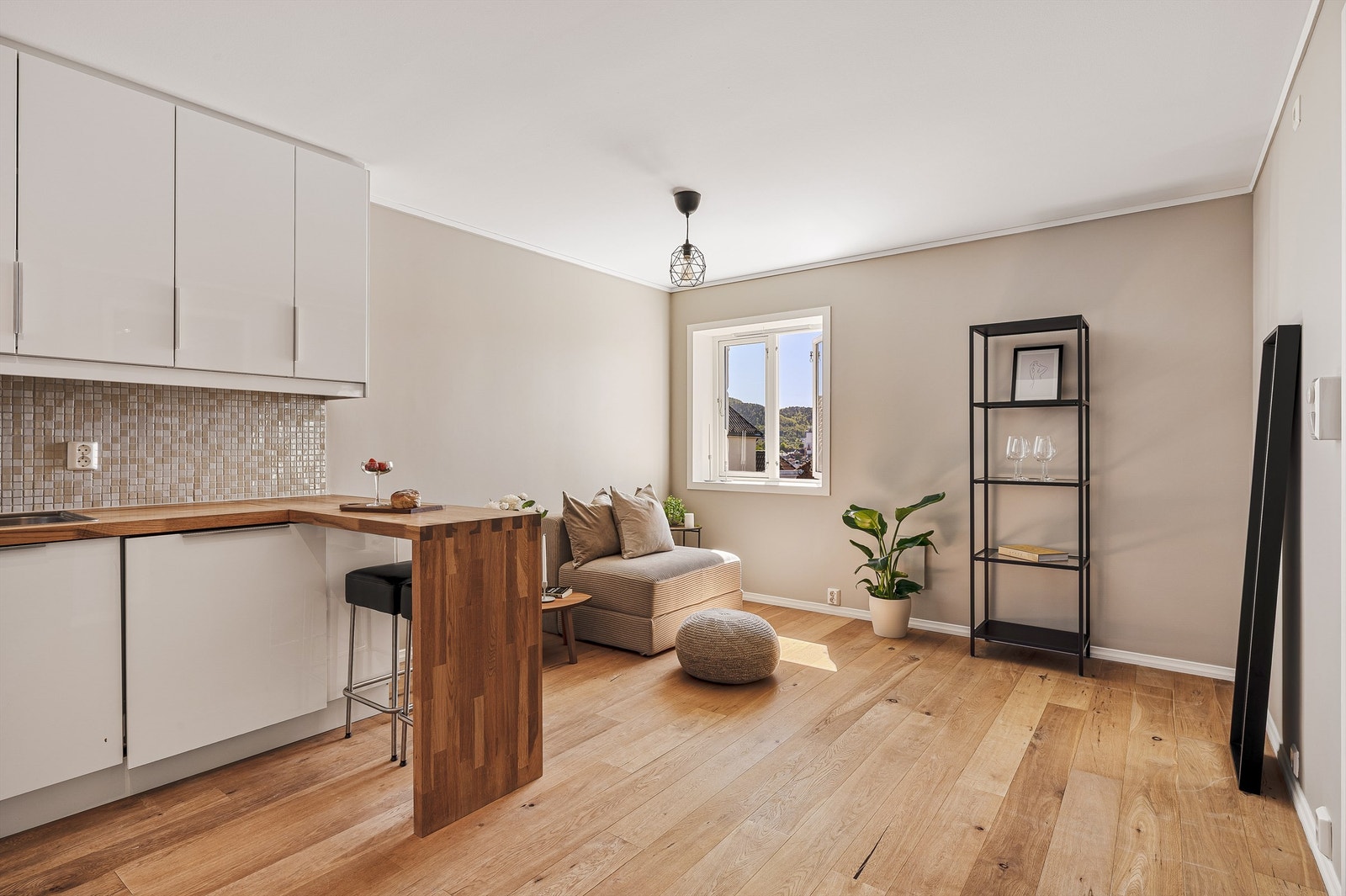 Leiligheten har en praktisk planløsning som gjør at du får plass til både sofagruppe og spisebord. Galleribilde