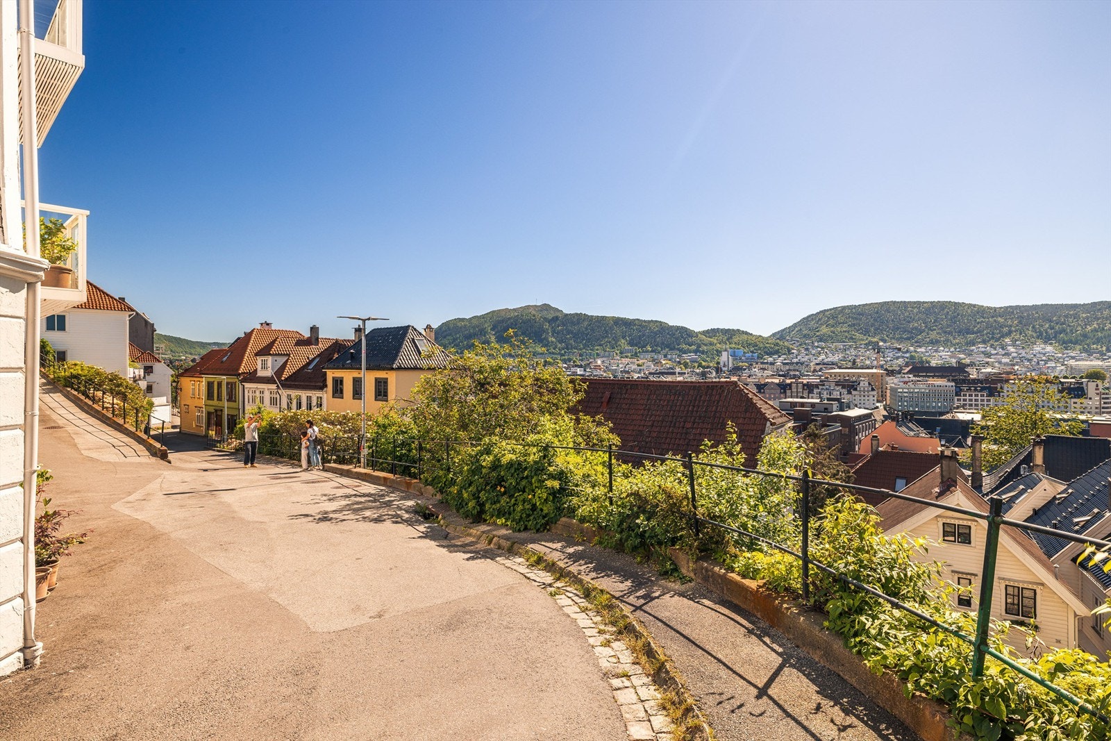 Utsikt over Bergen by, samt en stille og rolig gate som hovedsakelig benyttes av fotgjengere. Galleribilde