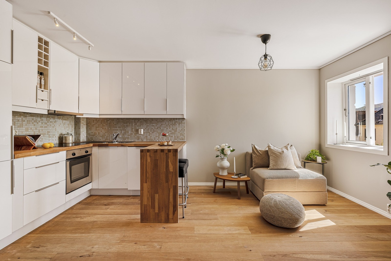 Leiligheten ligger i høy 1. etasje, med lite innsyn og området som er stille og fredelig. Gode turmuligheter er like ved. Galleribilde