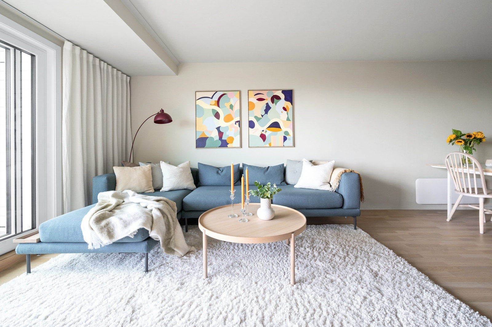 Et sosialt og hyggelig rom med plass til å invitere venner og familie til hyggelige sammenkomster. Galleribilde