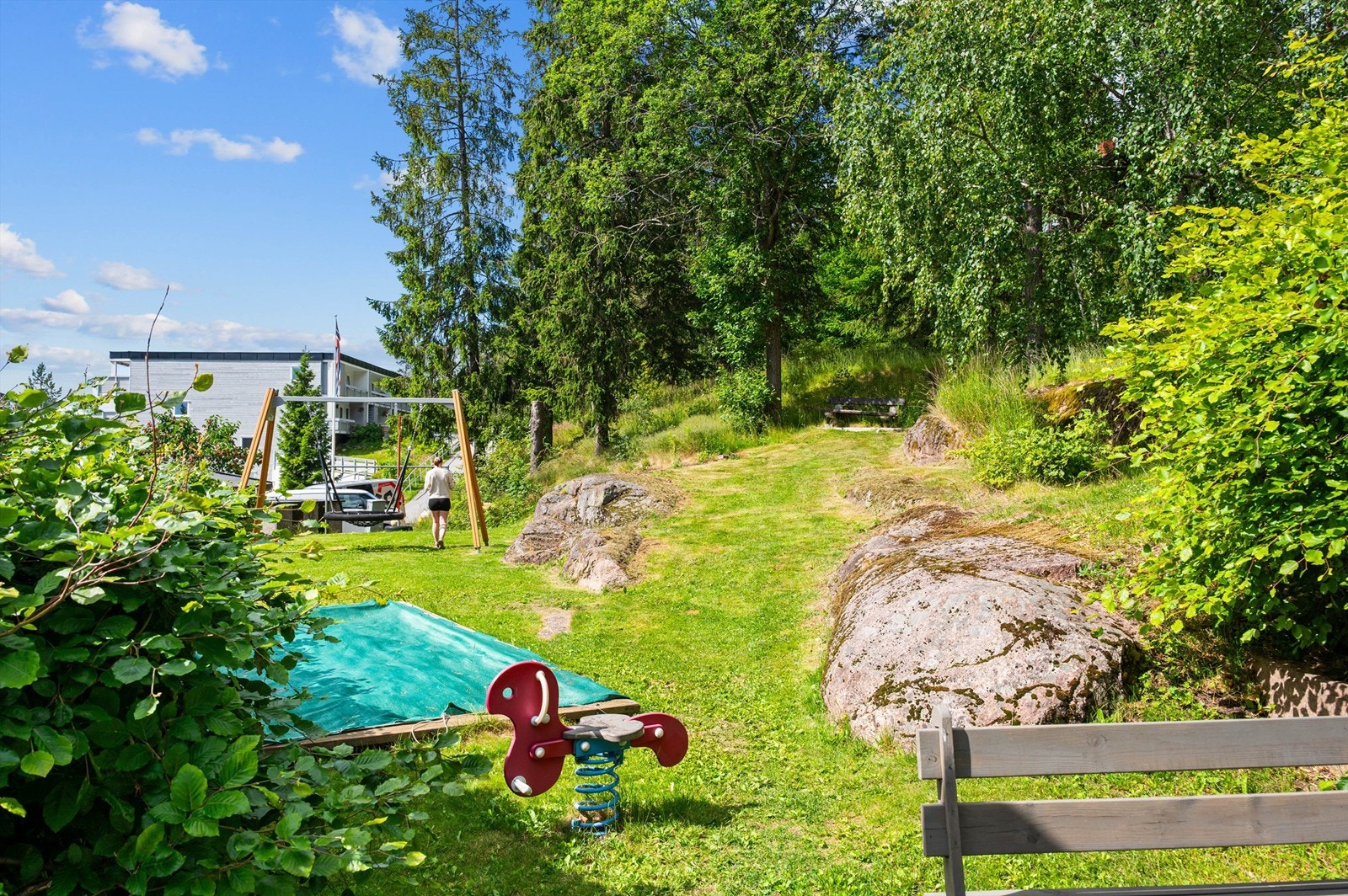 Ved Bogstadvannet, som er en hyggelig gåtur unna, finnes det flotte rekreasjonsmuligheter både sommer og vinter. Fantastisk fint badevann som er meget barnevennlig. Galleribilde