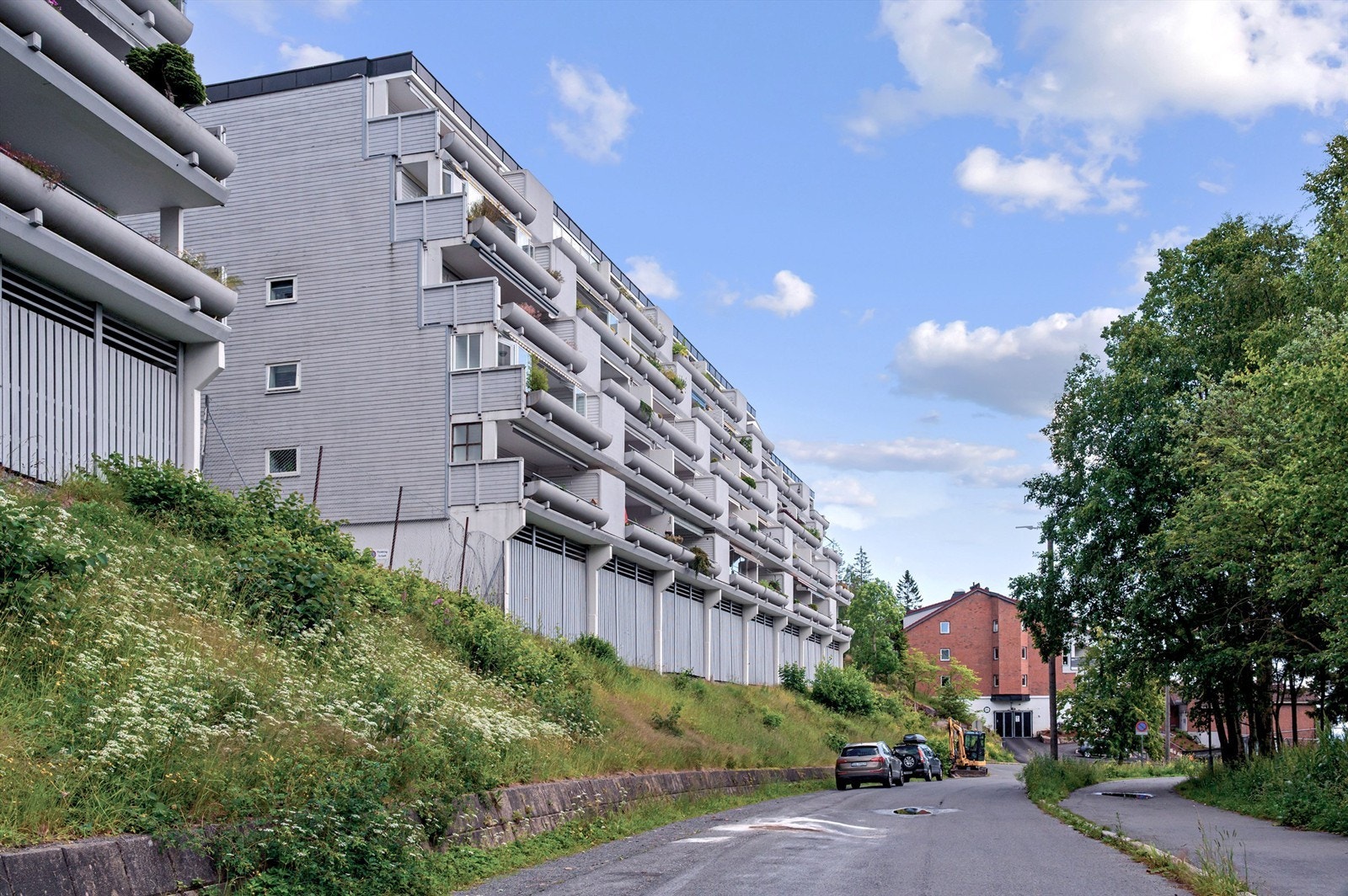 Perfekt for deg som ønsker å bo i naturskjønne omgivelser med fine turmuligheter og Bogstadvannet med bademuligheter rett utenfor døren, samtidig er det enkelt og raskt å ta seg til sentrum. Galleribilde