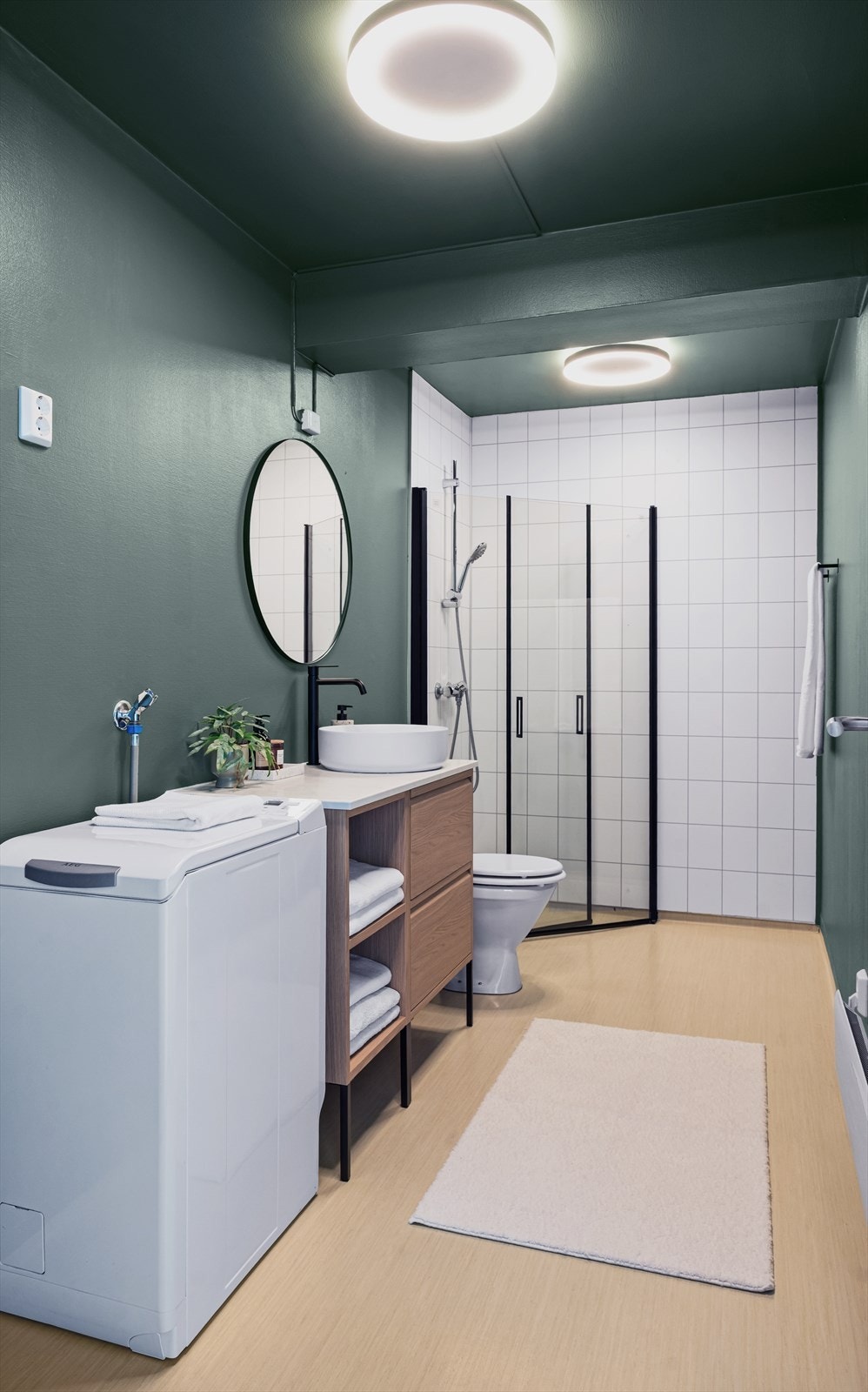 Romslig bad med vegger med våtromstapet og baderomsplater i dusjsonen, gulv med belegg. Galleribilde