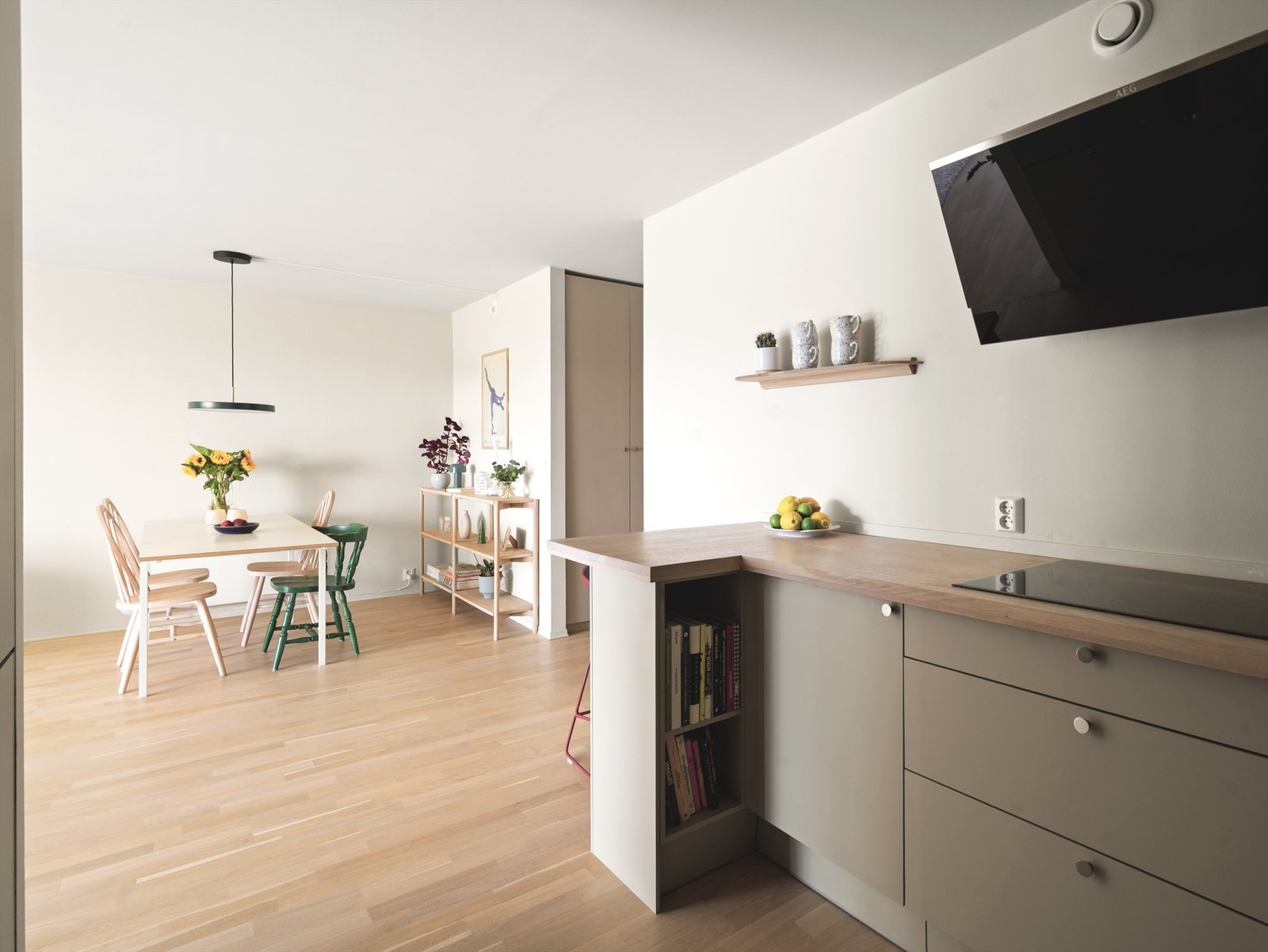 Hvitevarene er sømløst integrert i innredningen og består av induksjonstopp, stekeovn, oppvaskmaskin og kjøl/fryseskap. Galleribilde