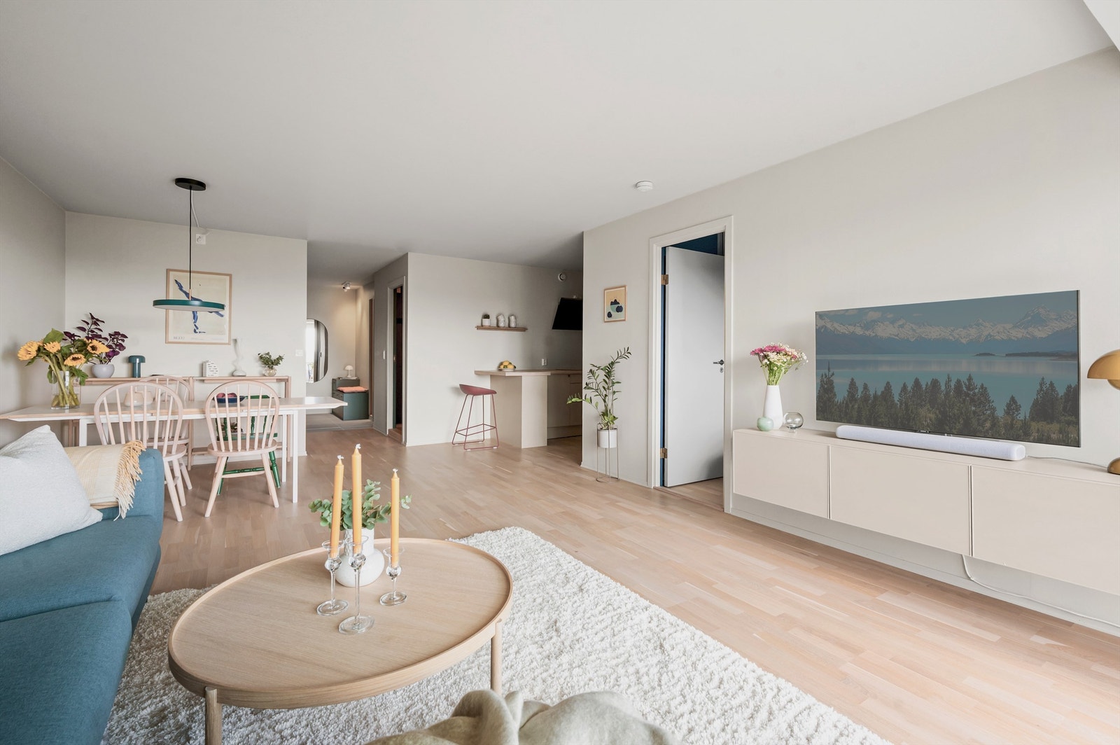 Rommet er romslig og har en veldimensjonert utforming hvor man med enkelthet kan innrede etter eget ønske og personlige stil. Galleribilde