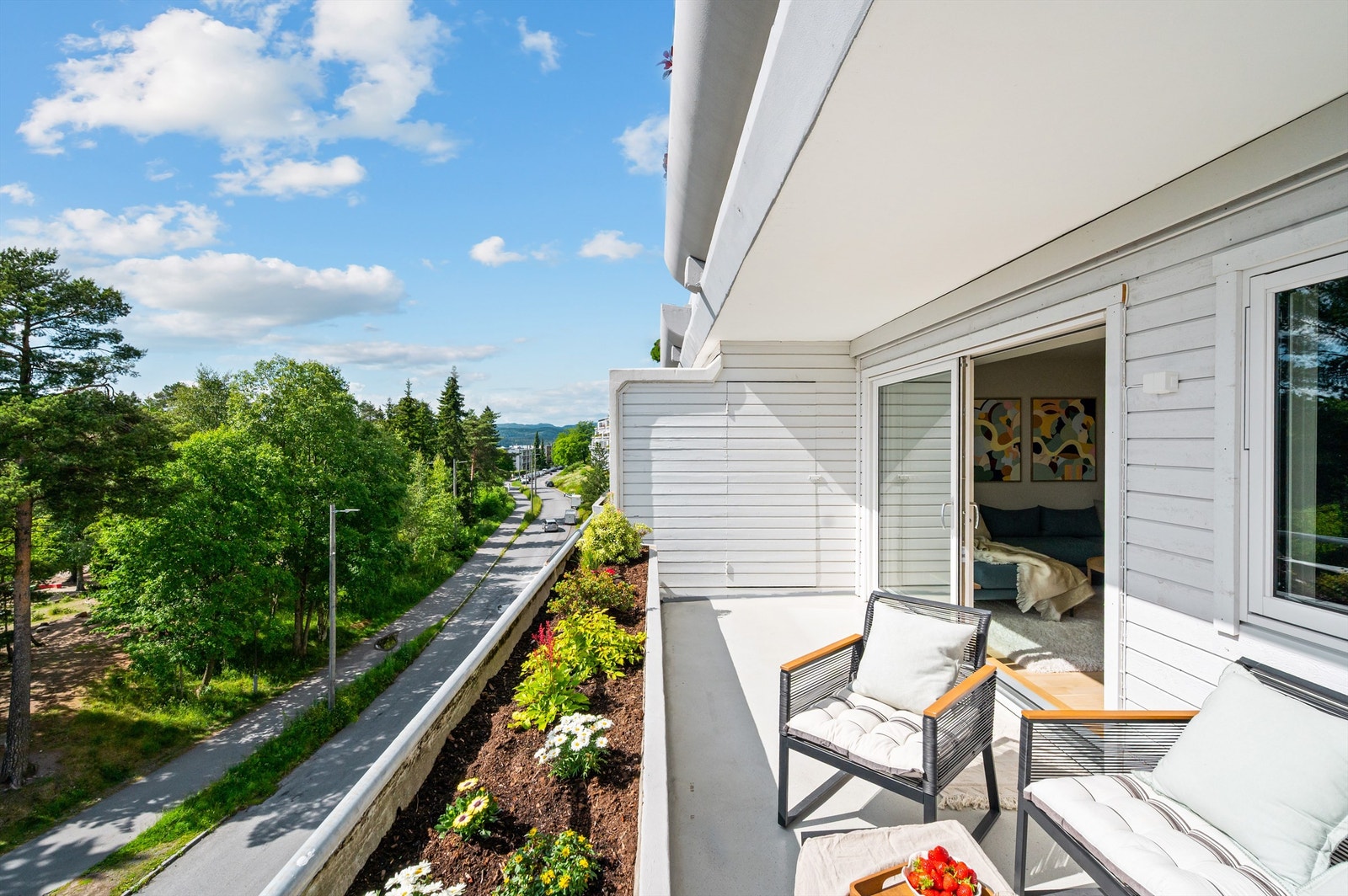 Balkongen måler 11 kvm og har en innbydende atmosfære, med god plass til utemøbler og grill. Galleribilde