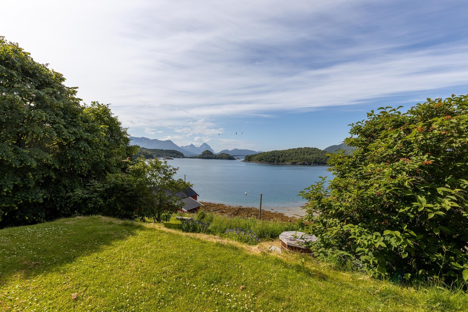 Eiendommen er siste bolig i veien som strekker seg videre ned mot sjøen, og ligger i et sørvestvendt terreng med uhindret utsikt over sjøen. Galleribilde