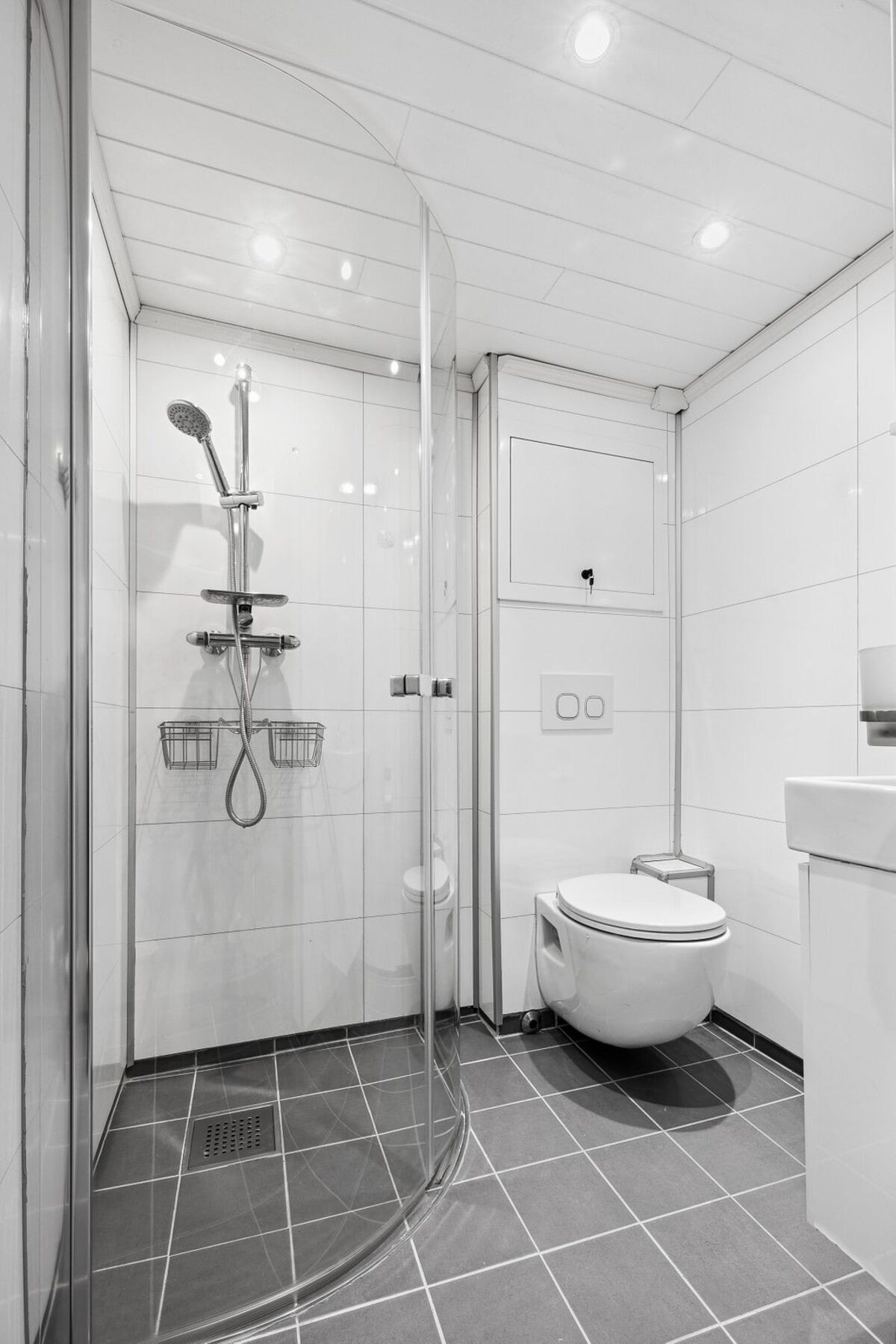 Det andre badet er litt mer moderne, med lyse fliser og varme i gulv Galleribilde