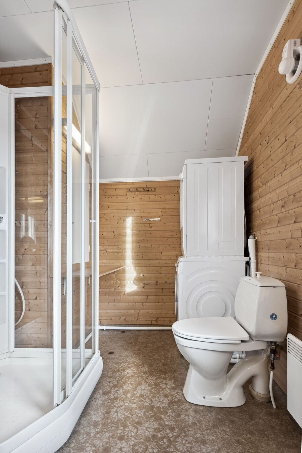 Badet har toalett, dusj og opplegg for vaskemaskin Galleribilde
