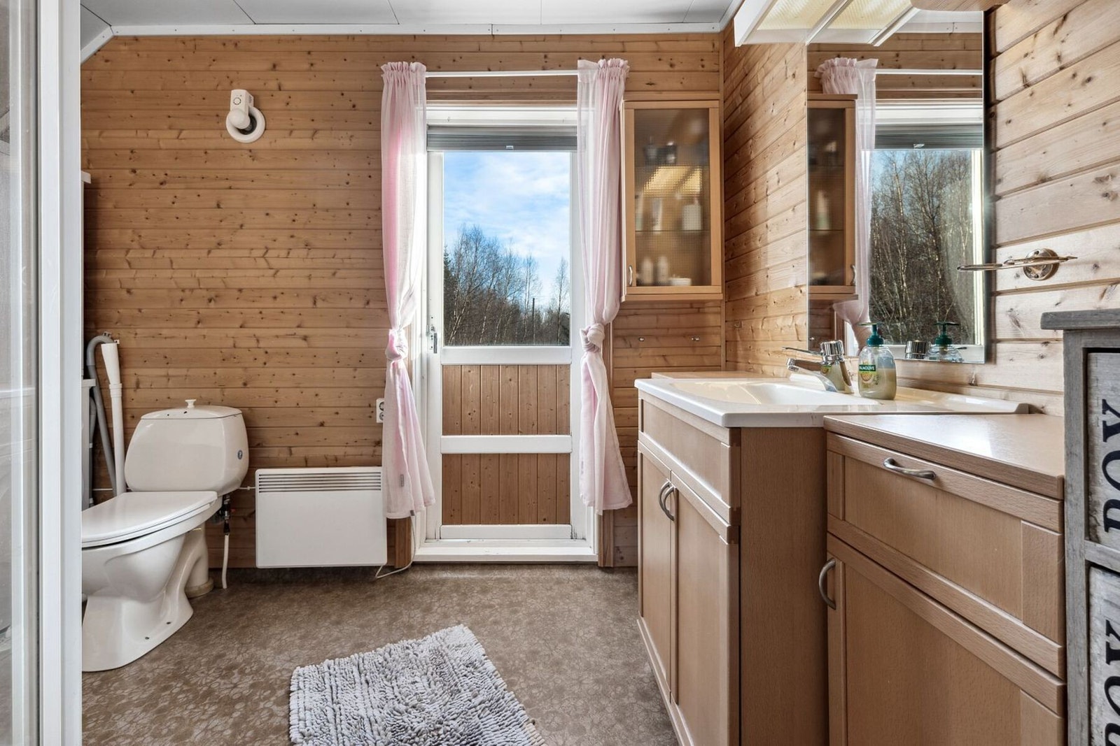 Badet er av fin størrelse og med utgang til balkong Galleribilde