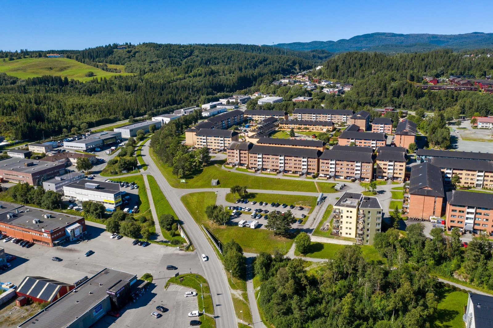 Flatåsen senter ligger en kort rusletur ifra boligen og byr på det du trenger i hverdagen. Her er det flere dagligvarebutikker, frisør, resturant, solstudio m.m. Galleribilde