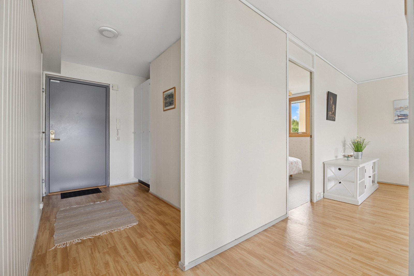 Om ønskelig kan man innrede med knagger og kommode for ytterligere oppbevaring. Galleribilde