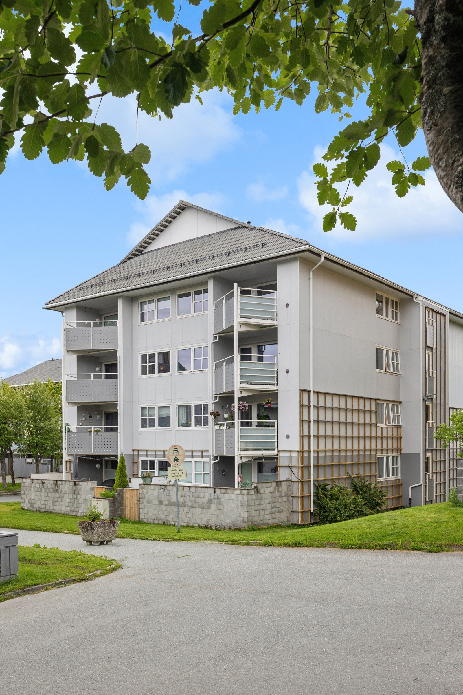 Borettslaget har nylig gjennomgått omfattende rehabilitering hvor det nylig er blitt spylt på taket. Galleribilde