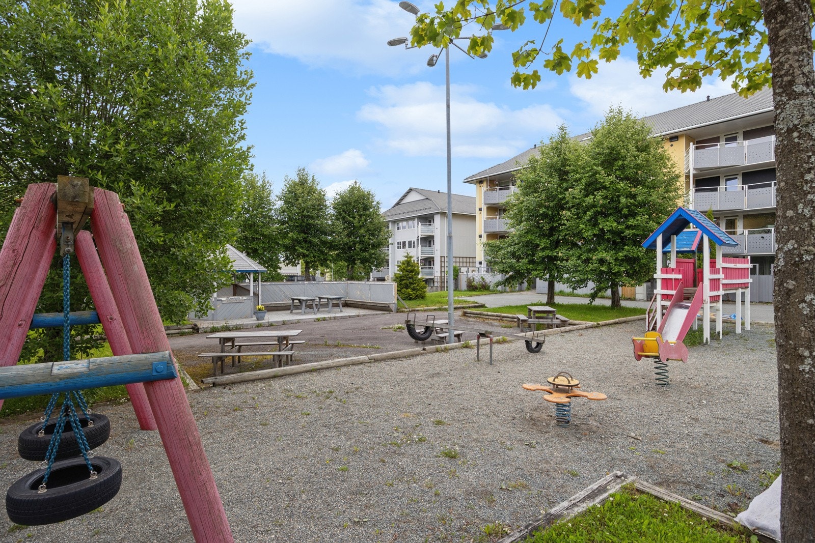 Flatåseggen borettslag er tilrettelagt for en enkel hverdag, og byr på trygge asfalterte internveier, grøntarealer, flere lekeplasser og beboerene består av en fin miks av enslige, unge par, etablerte barnefamilier og eldre. Galleribilde