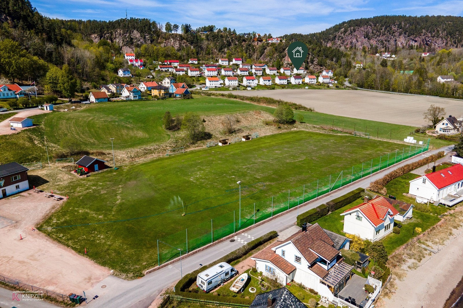 Fotballbane like ved boligen i praktisk gangavstand Galleribilde