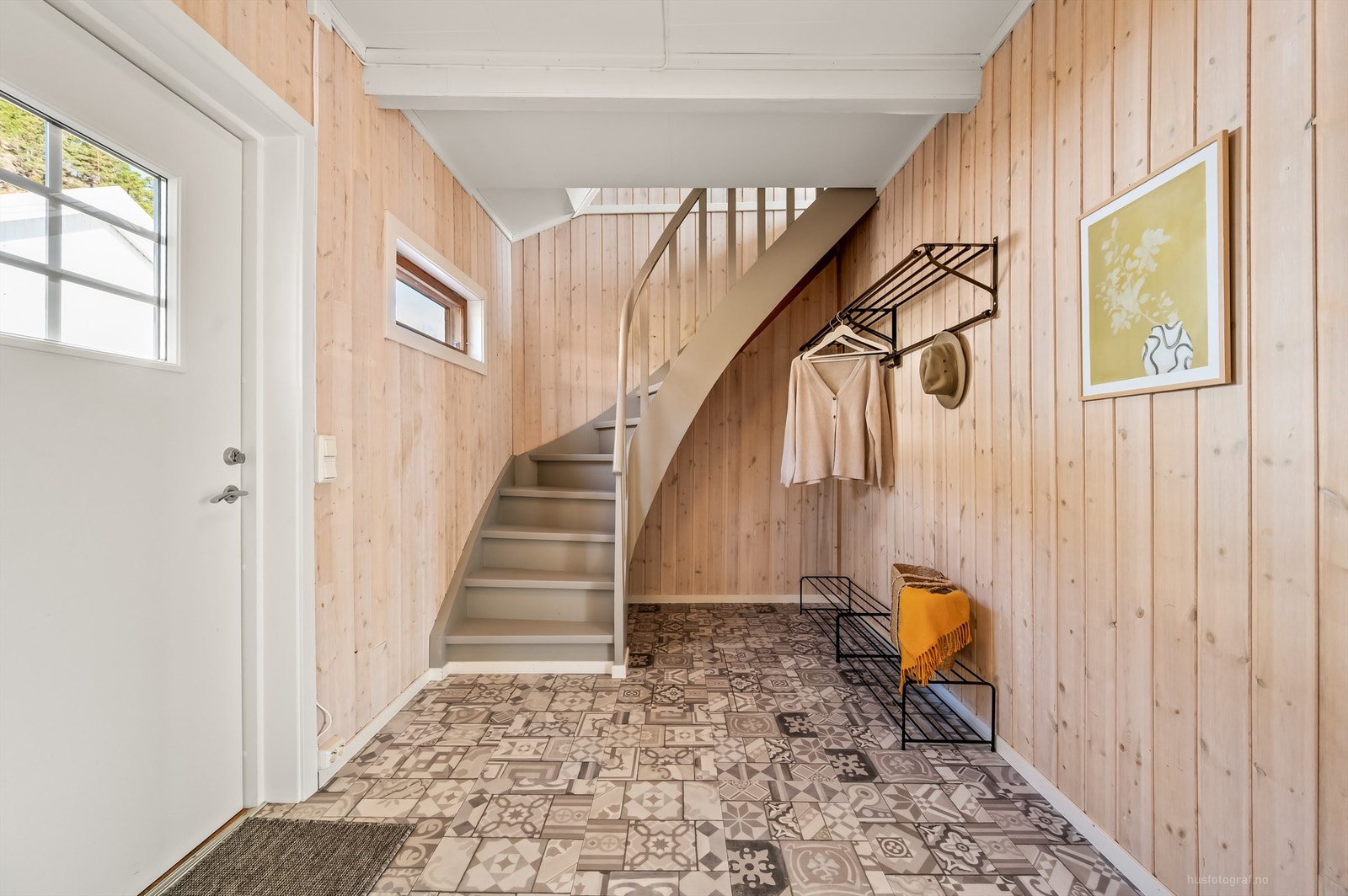 Gang med klikkvinyl på gulv (2019), panel på vegger (2010) og plater i himling Galleribilde