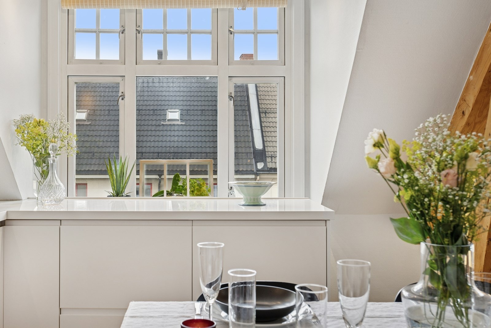 Start dagen med utsikt mot et nabolag fylt med liv og trivsel rett fra kjøkkenvinduet. Galleribilde