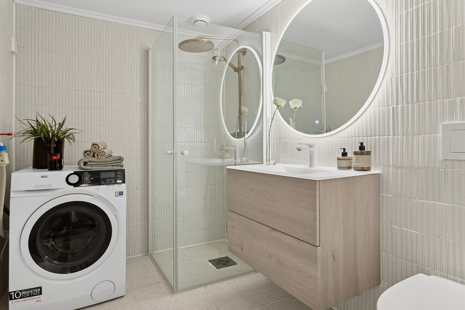 Flott baderom oppgradert i 2023 utstyrt med opplegg for vaskemaskin, servantskap, veggmontert wc og innfellbare dusjvegger. Gulvvarme. Galleribilde