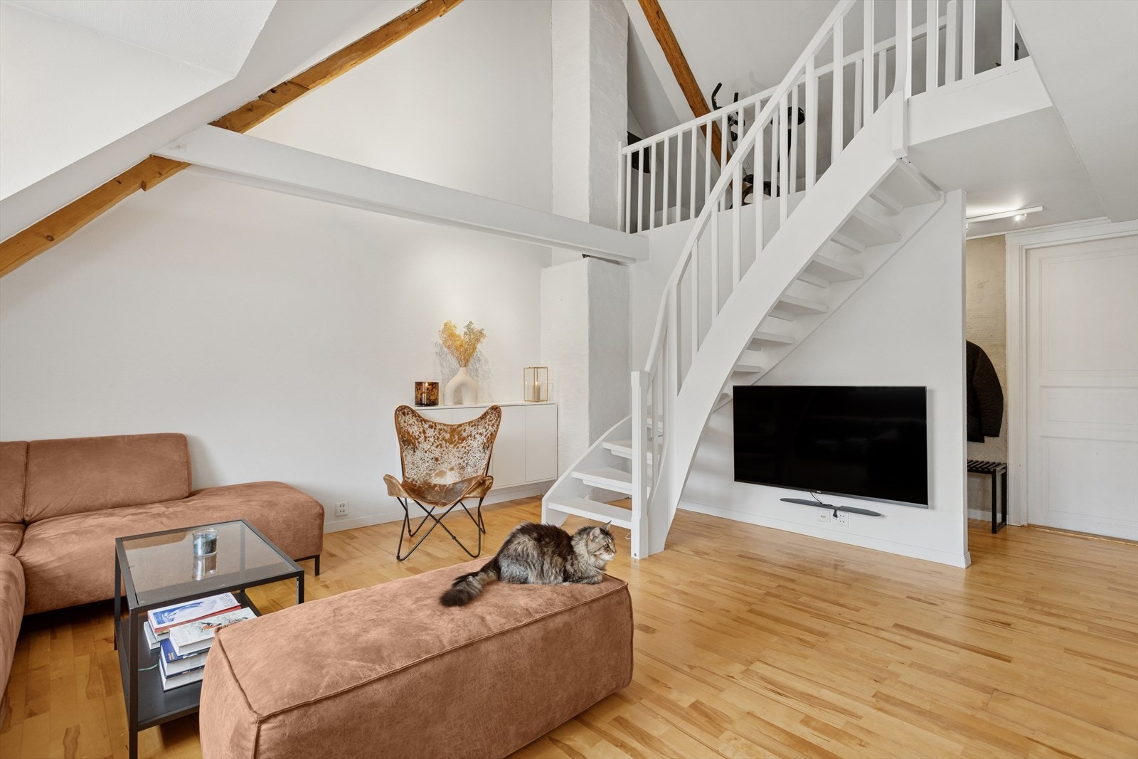 Meget pen stue med trapp opp til loft/hems. Galleribilde