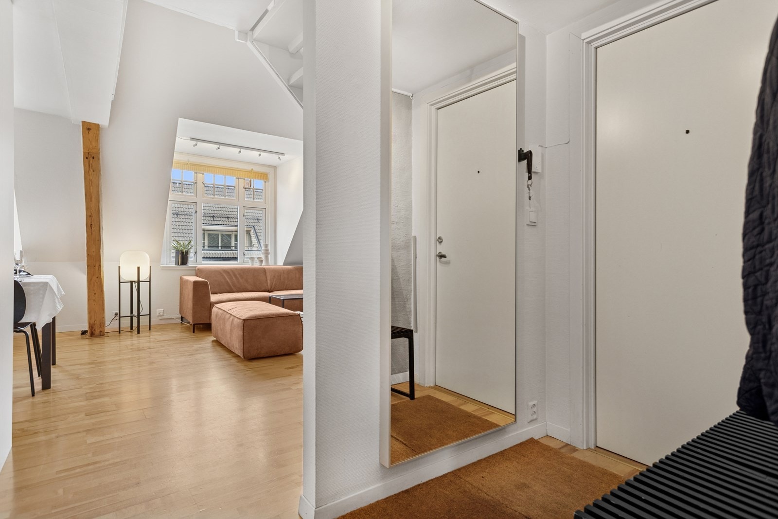 Innenfor hoveddøren gir entreen et hyggelig førsteinntrykk, og som får deg til å følge deg hjemme fra første stund. Galleribilde