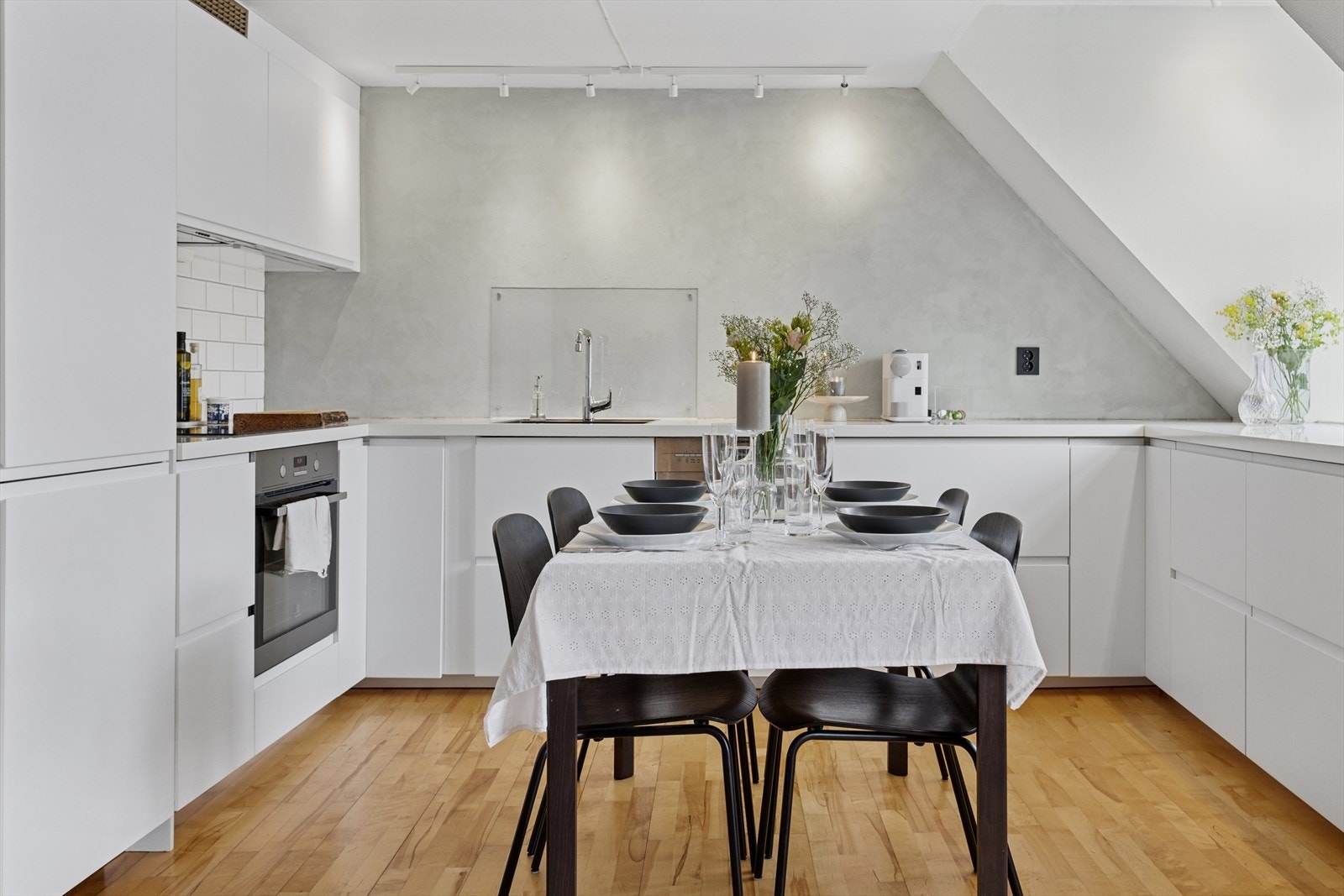 Lys og stilren kjøkkeninnredning med mekanisk avtrekksvifte over stekesonen og opplegg for oppvaskmaskin. Oppgradert i 2017. Galleribilde