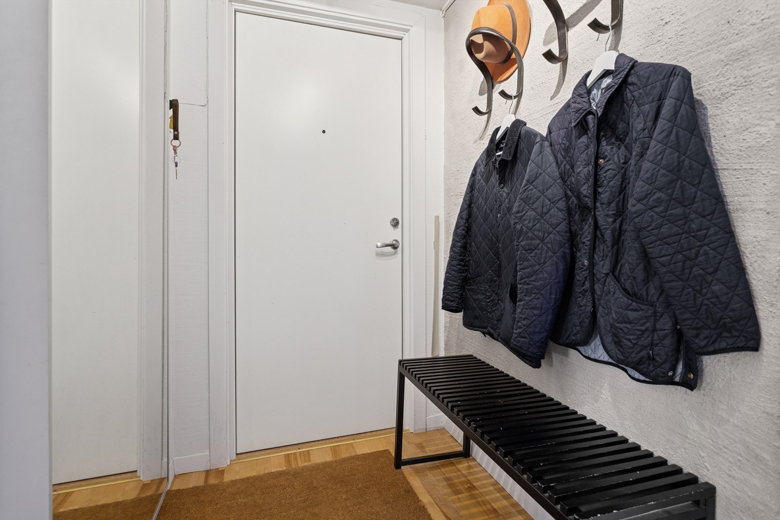 Her ønskes man velkommen inn i en lys og fin entré. Her er det plass til å henge fra seg yttertøy og sette fra seg sko. Galleribilde