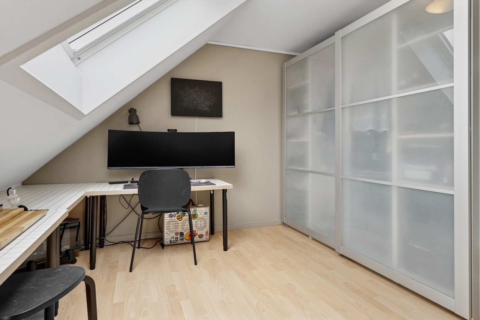 Soverom med god plass til garderobeløsning. Brukes i dag til kontor. Galleribilde