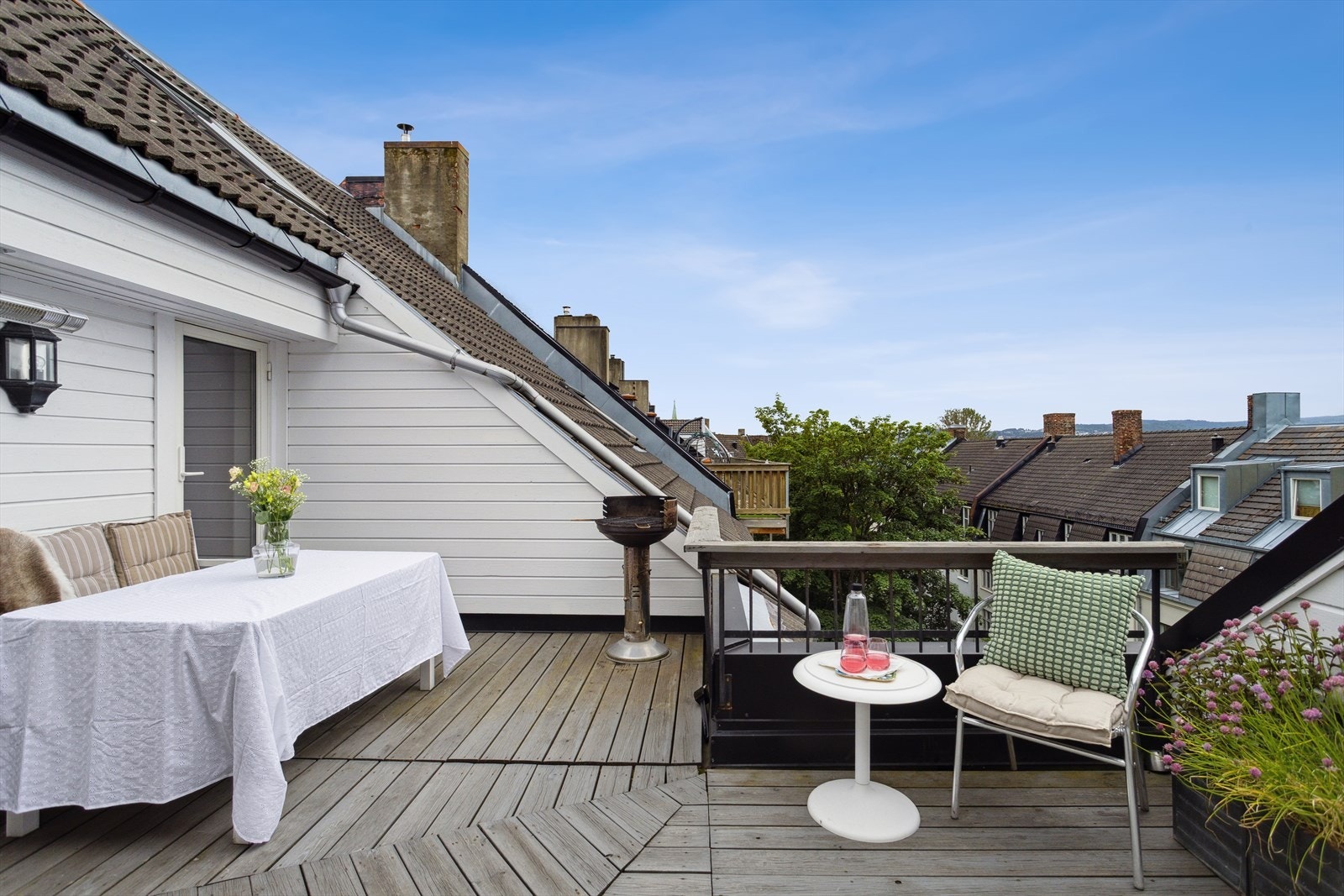 Rett ved inngangsdøren ligger det en felles vestvendt terrasse med flott utsikt og gode solforhold. Galleribilde