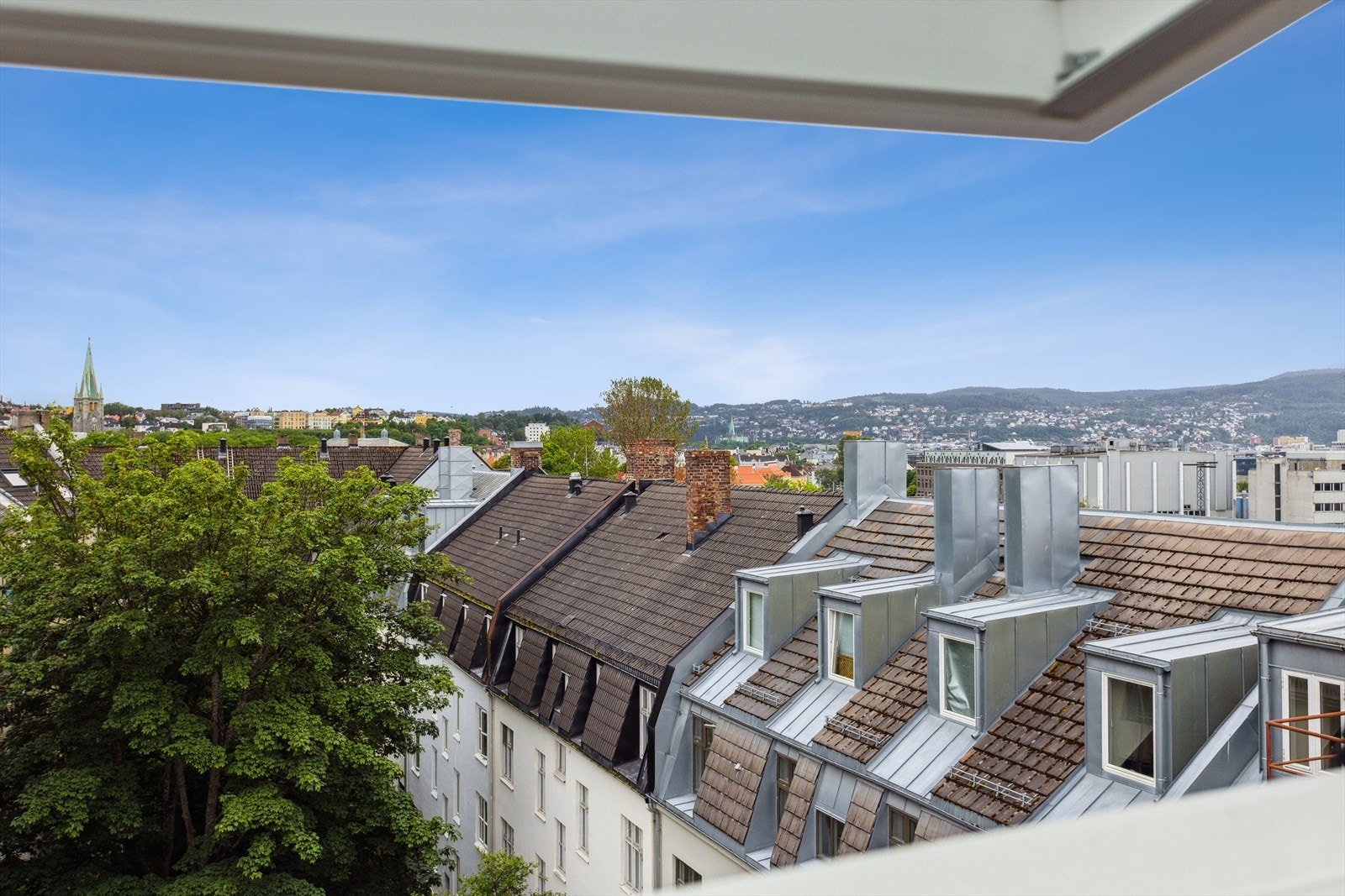 Nydelig utsikt over Trondheim by fra soverommet. Galleribilde