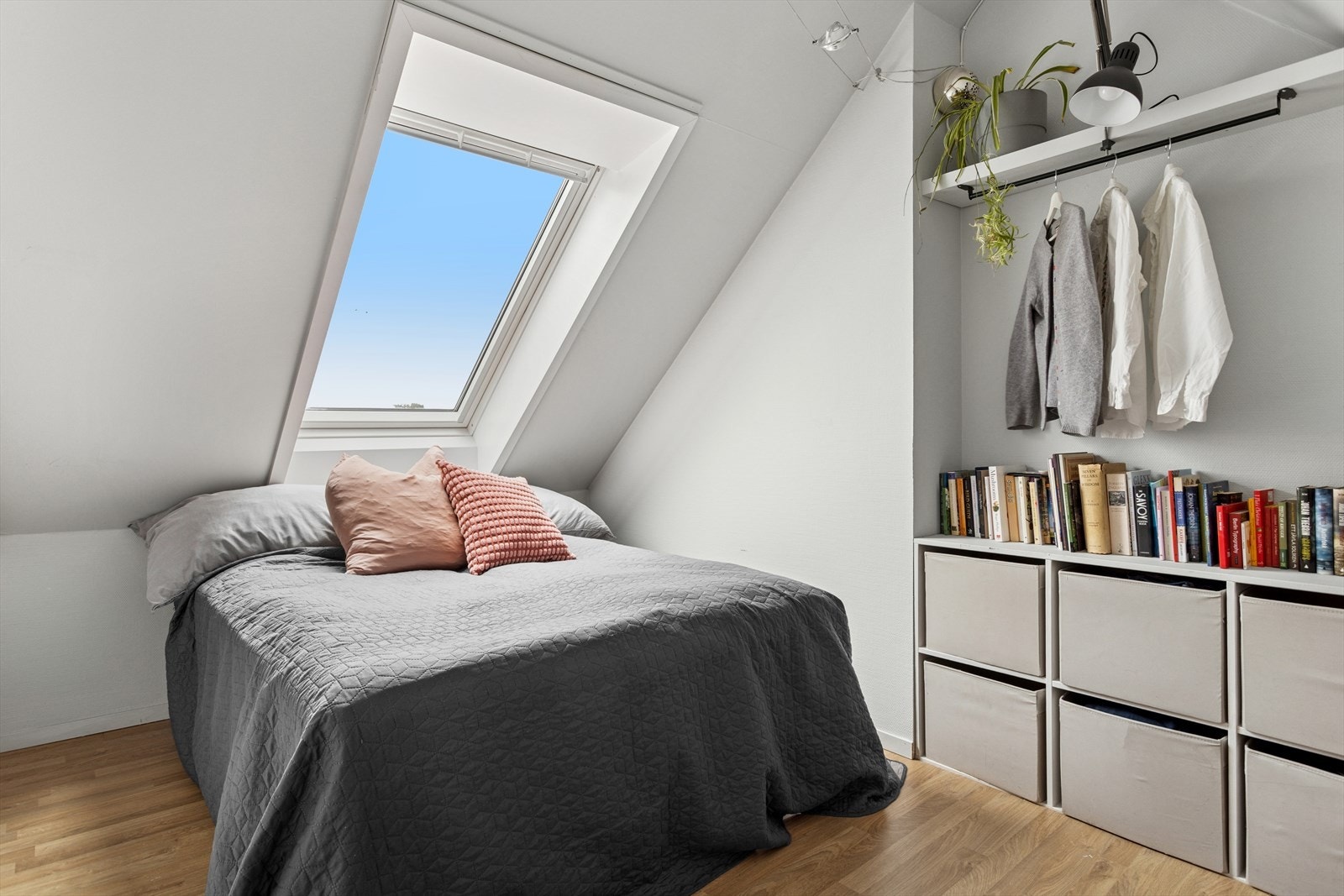 Stort takvindu gir soverommet en åpen og rolig atmosfære, perfekt for ro og en god natts søvn. Galleribilde