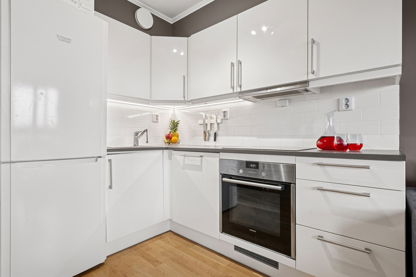 Her har en det en måtte trenge av skap-, skuff- og benkeplass. Galleribilde