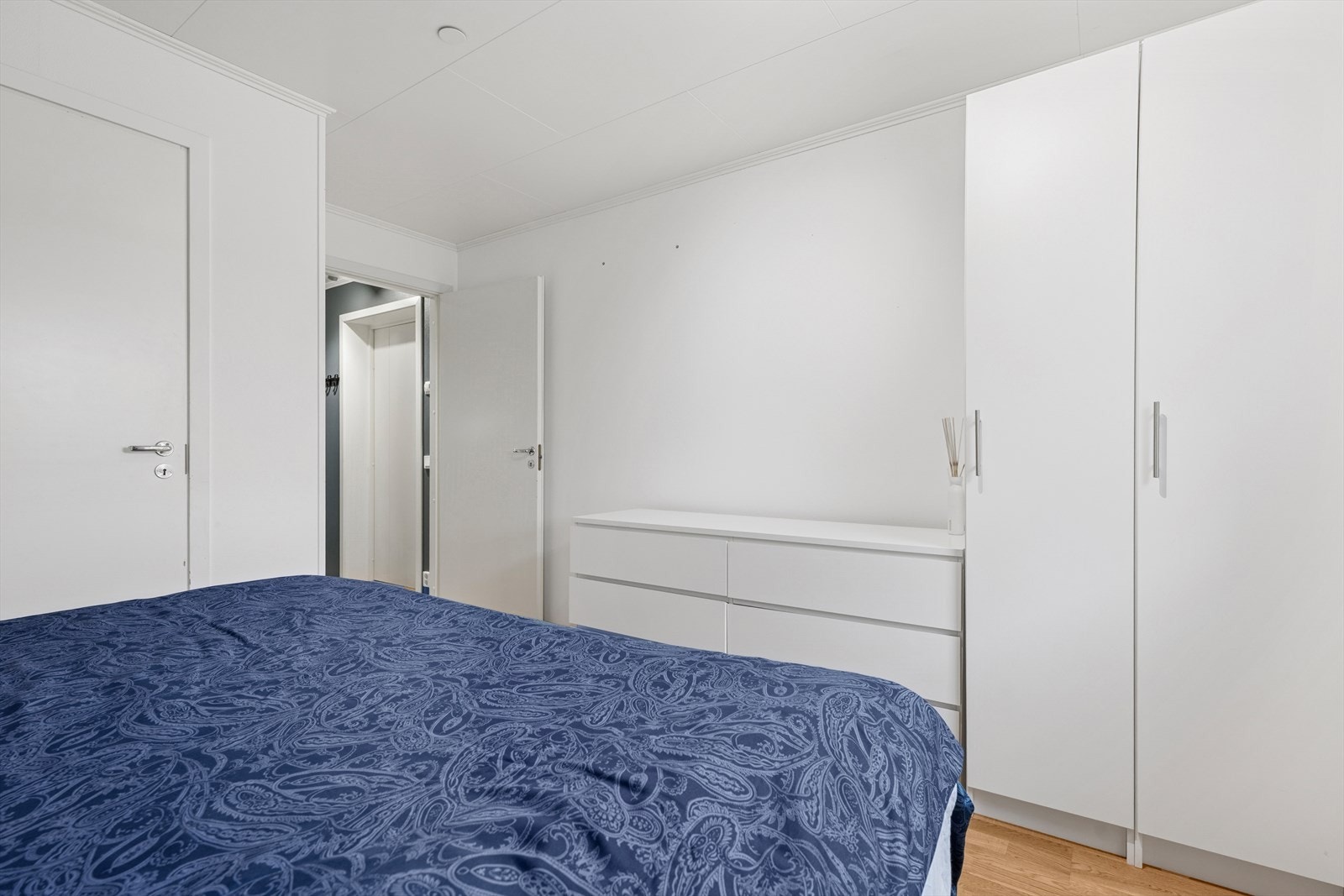 Det er også rikelig med plass for gode garderobeløsninger. Galleribilde