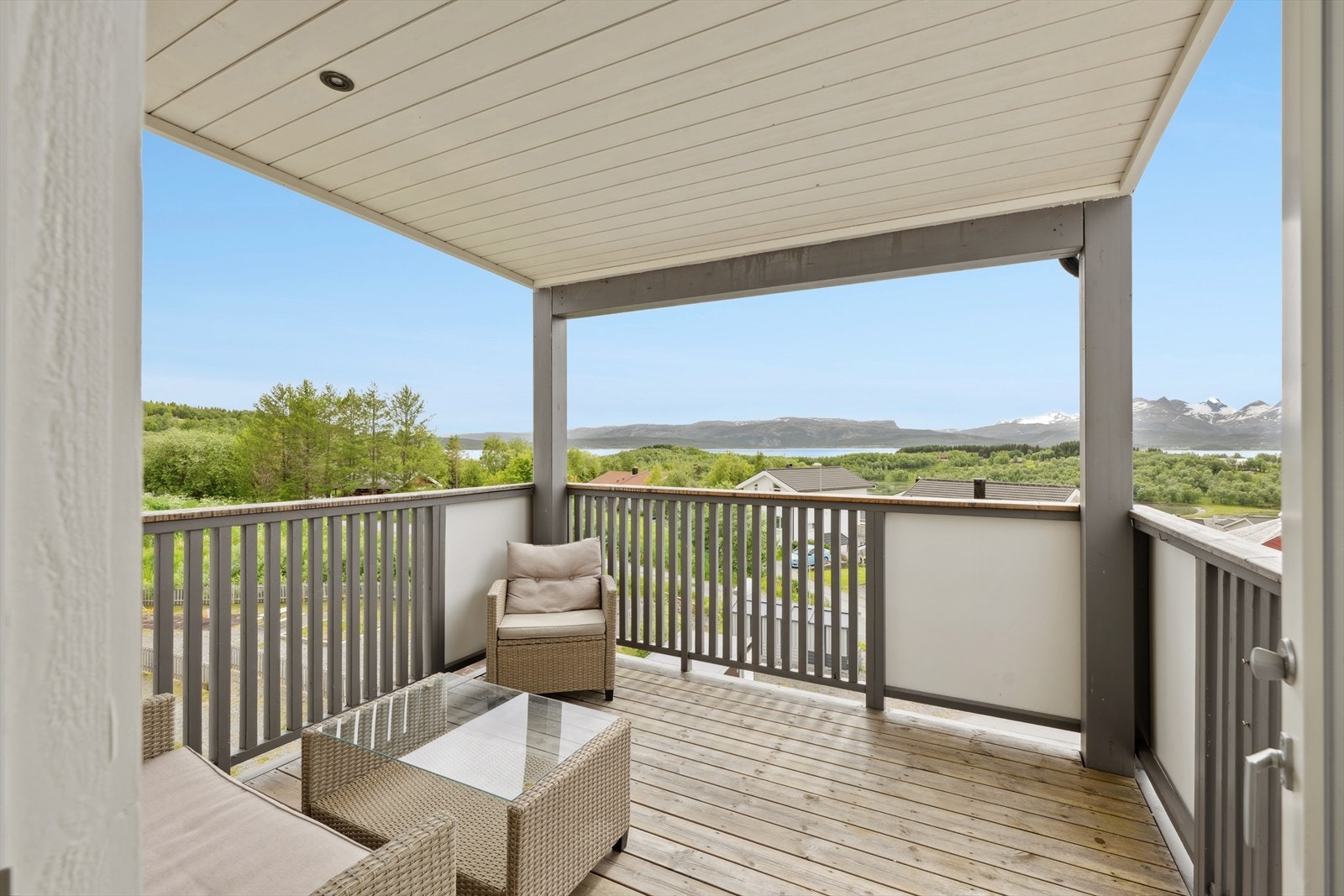 Flott overbygget balkong med god plass for utemøblement. Galleribilde