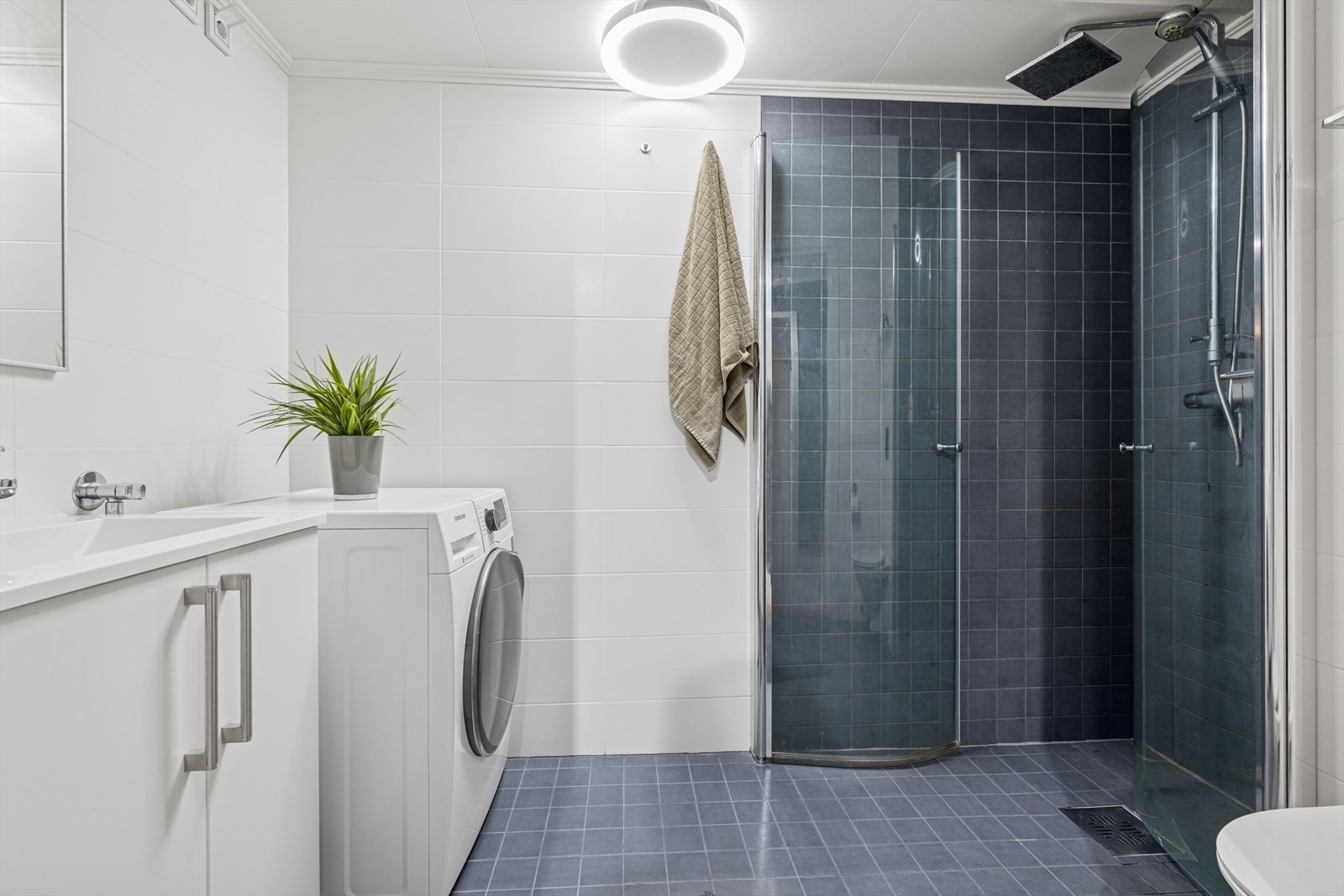 Pent flislagt bad med behagelige varmekabler i gulv. Galleribilde