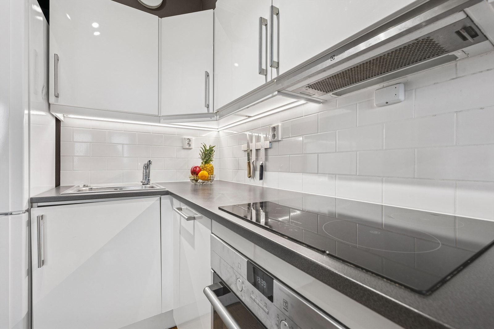 Integrerte hvitevarer som stekeovn, platetopp og oppvaskmaskin. Plass for frittstående kjøl/frys. Galleribilde