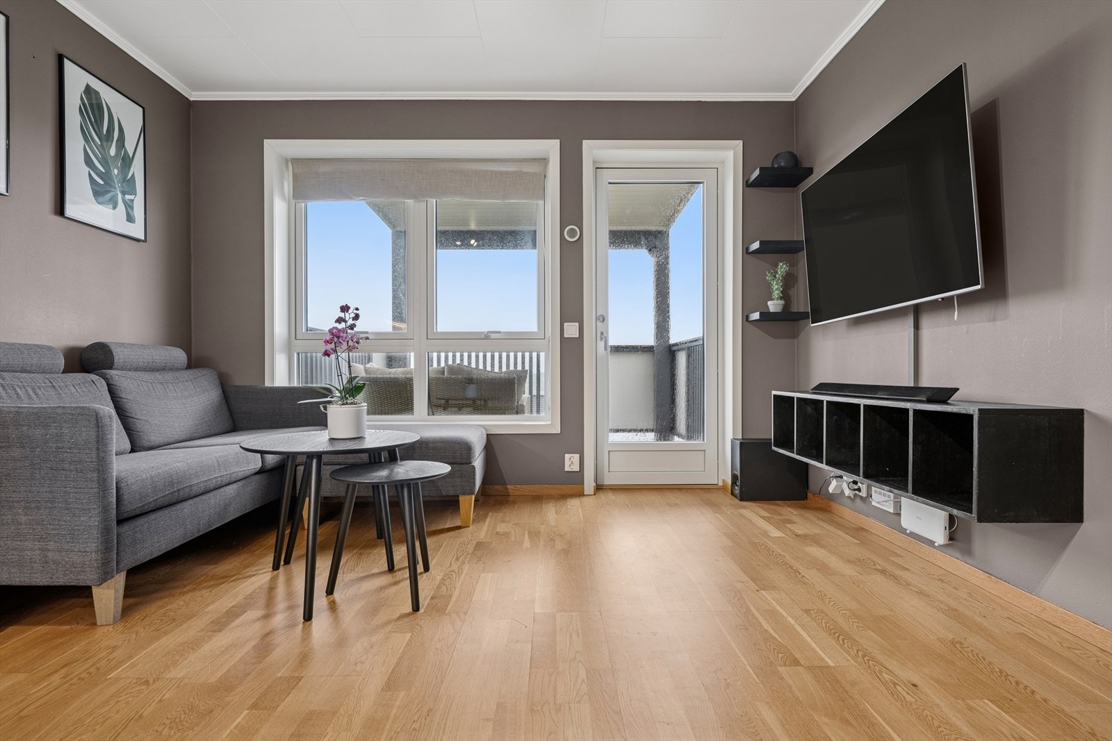 Vi beveger oss videre inn i en lys og koselig stue. Galleribilde