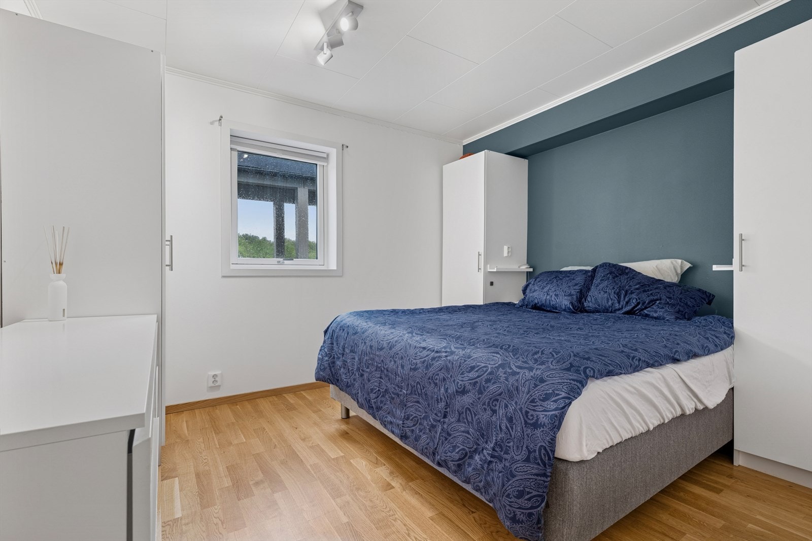 Soverommet fremstår som lyst og romslig. Galleribilde