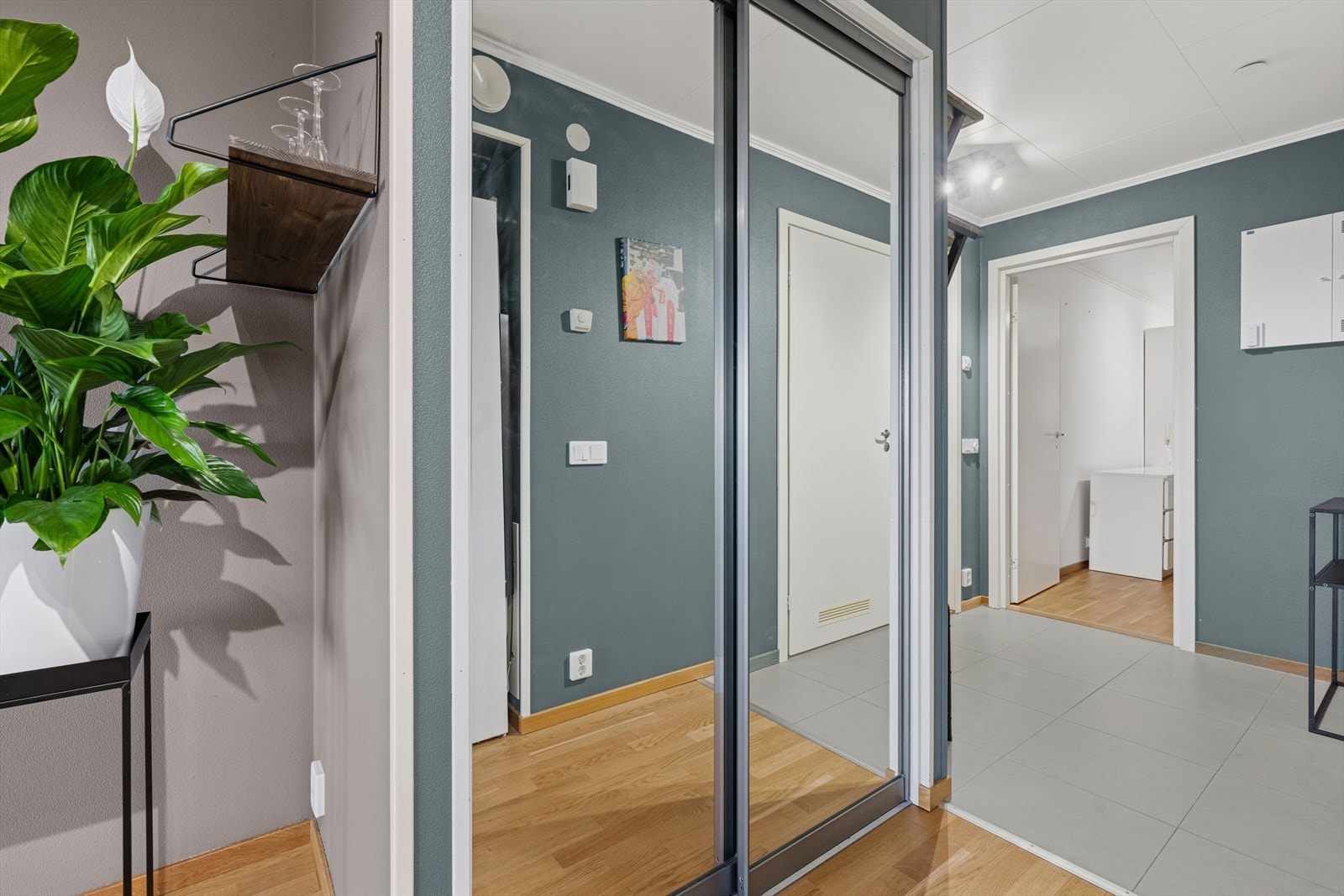 Entreen har en praktisk innebygget skyvedørsgarderobe, samt plass for opphengsløsninger. Galleribilde